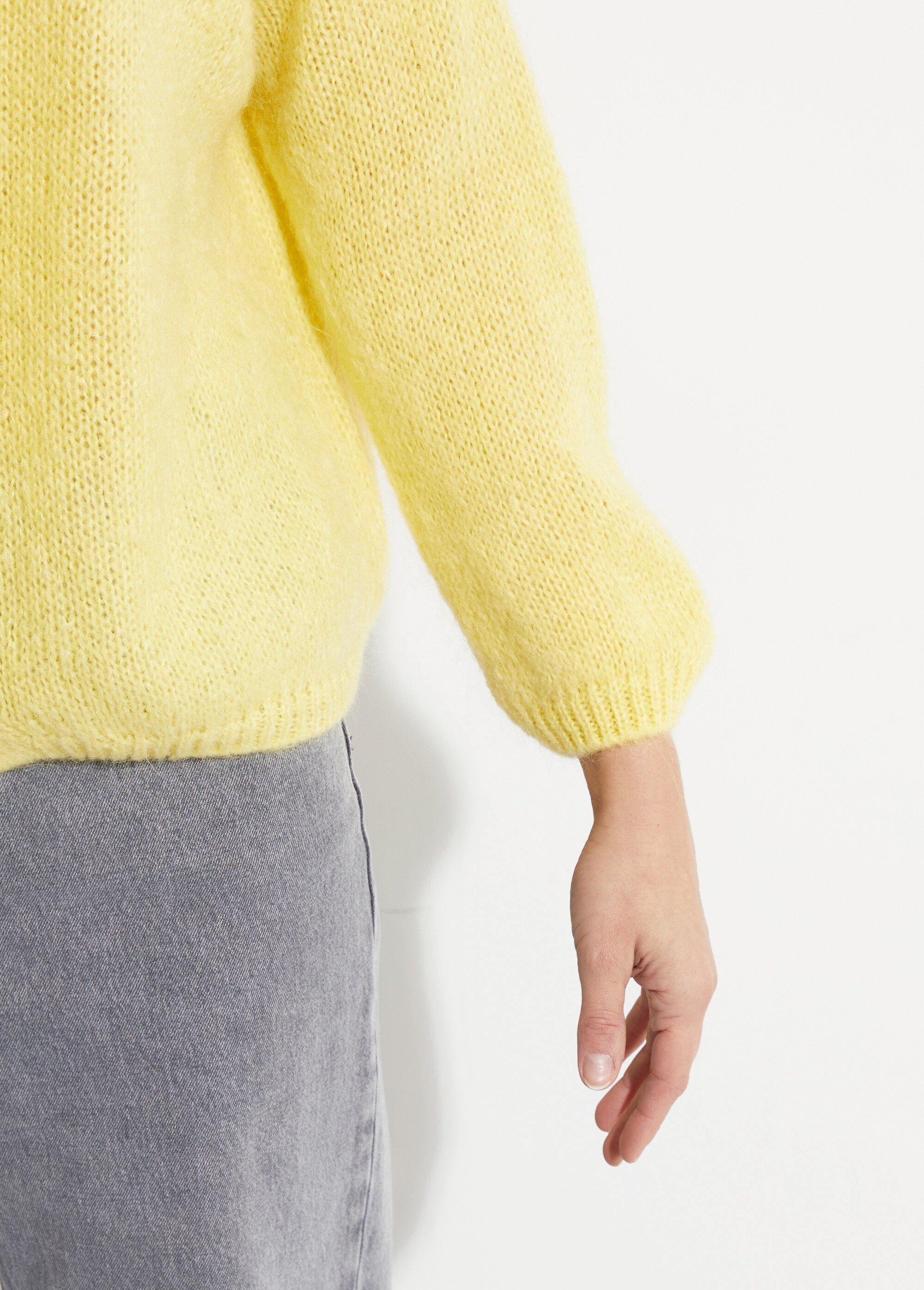 Caldo_cardigan_in_mohair_con_scollo_a_V_Jaune_DE2_slim