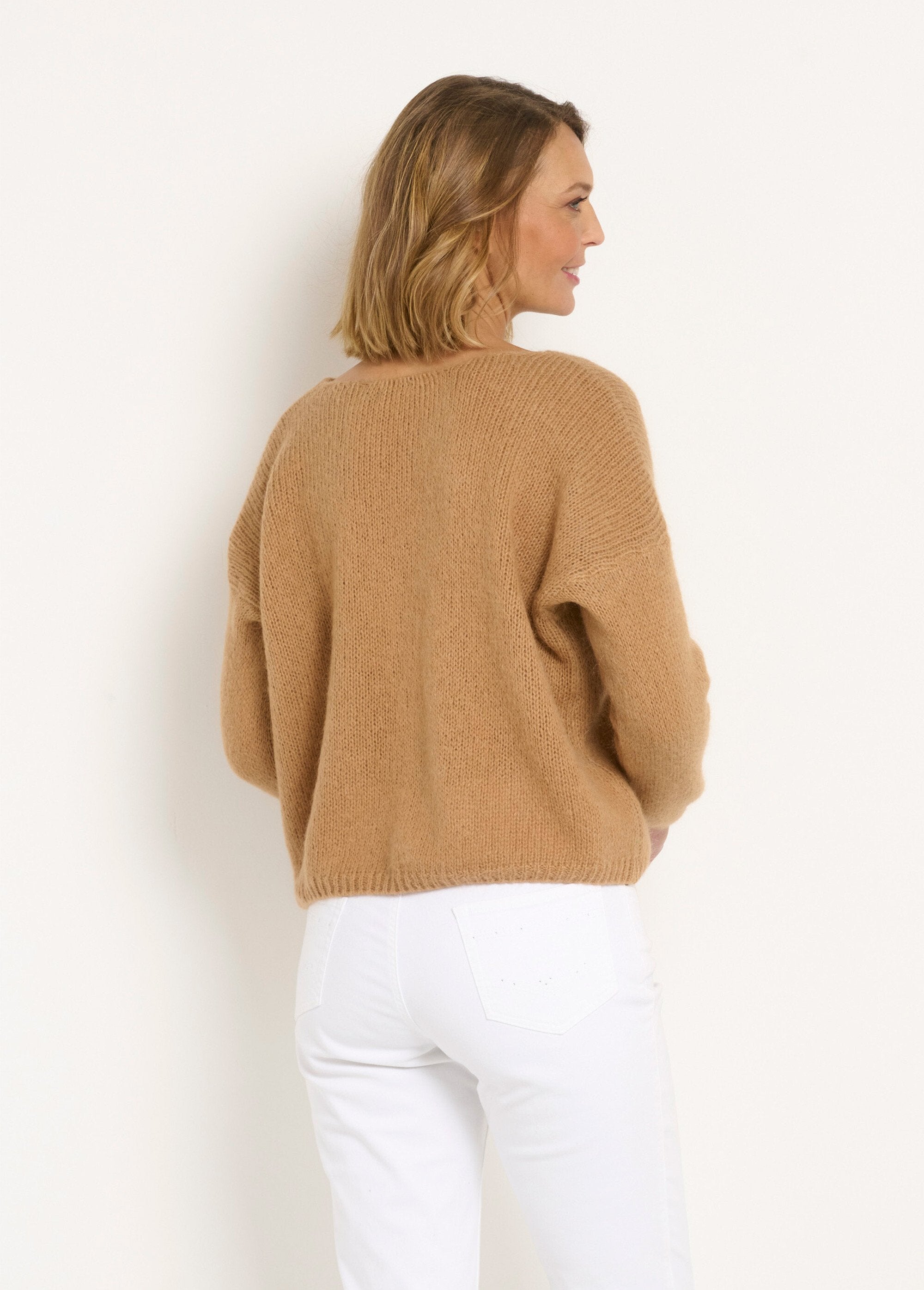 Caldo_cardigan_in_mohair_con_scollo_a_V_Camel_DO1_slim