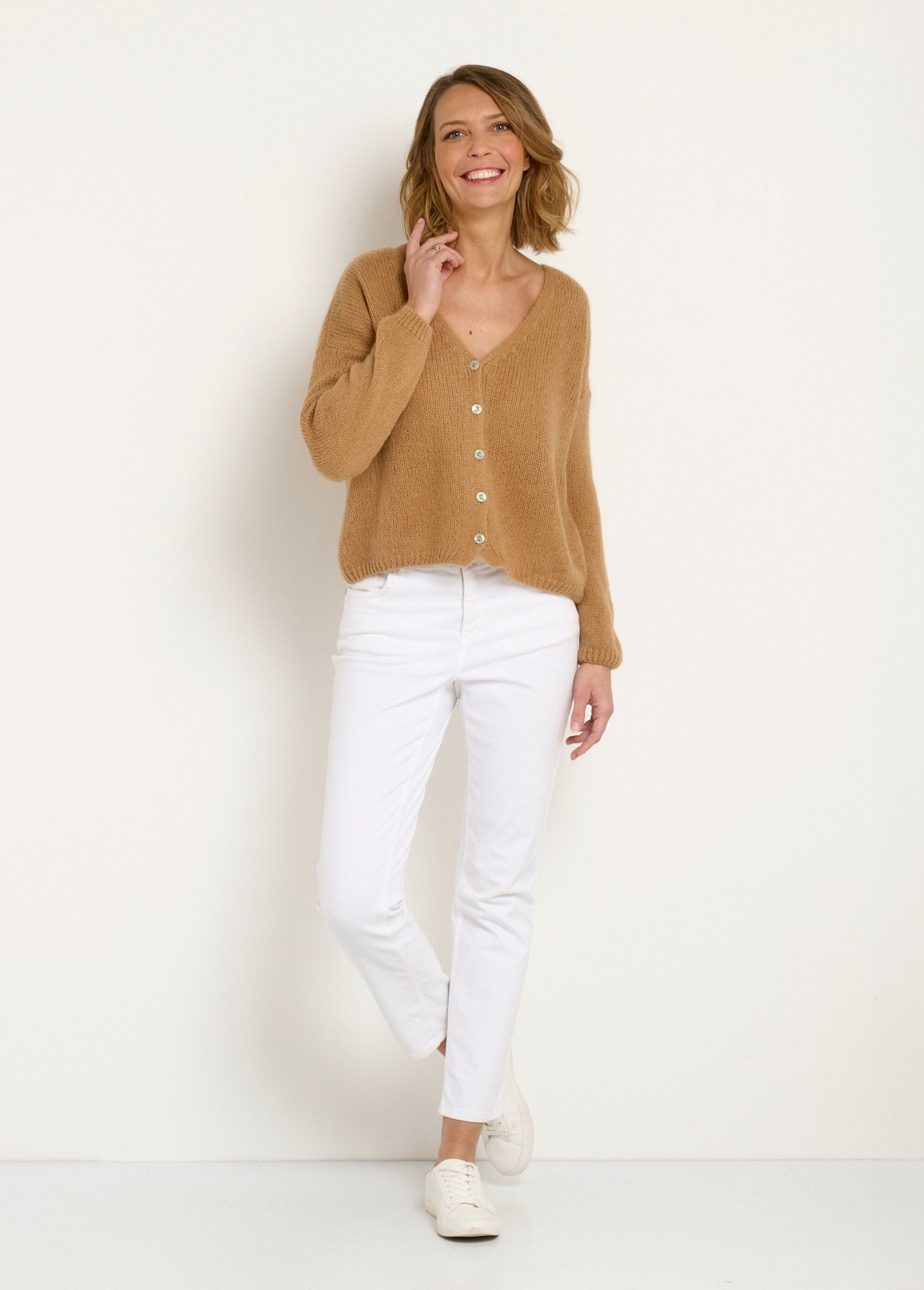 Caldo_cardigan_in_mohair_con_scollo_a_V_Camel_SF1_slim