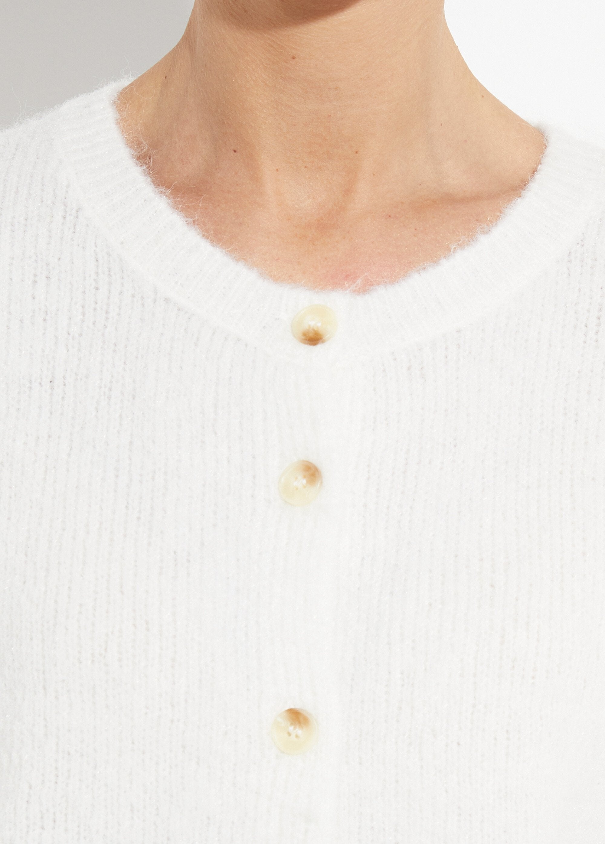 Cardigan_a_maglia_con_scollo_rotondo_in_lana_Blanc_DE1_slim