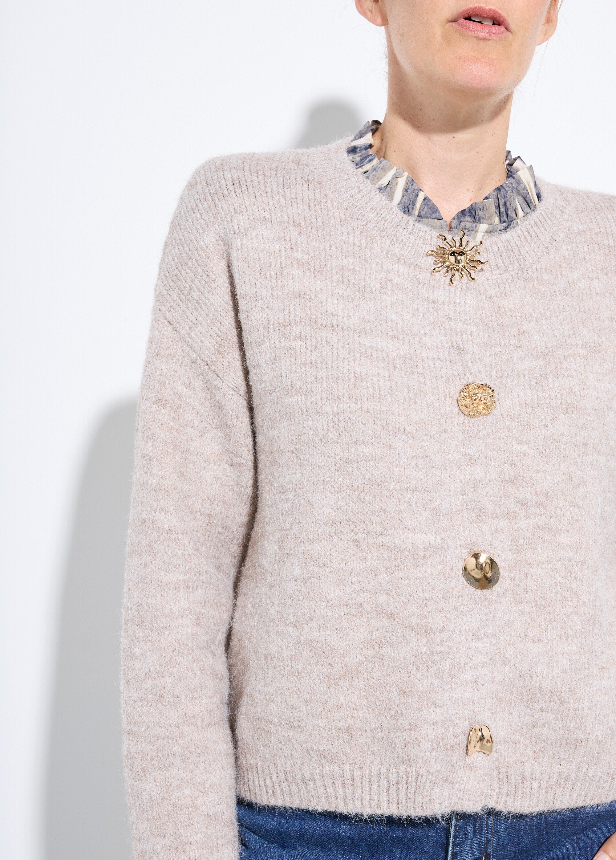 Cardigan_in_lana_con_scollo_rotondo_e_bottoni_gioiello_in_metallo_Beige_DE1_slim