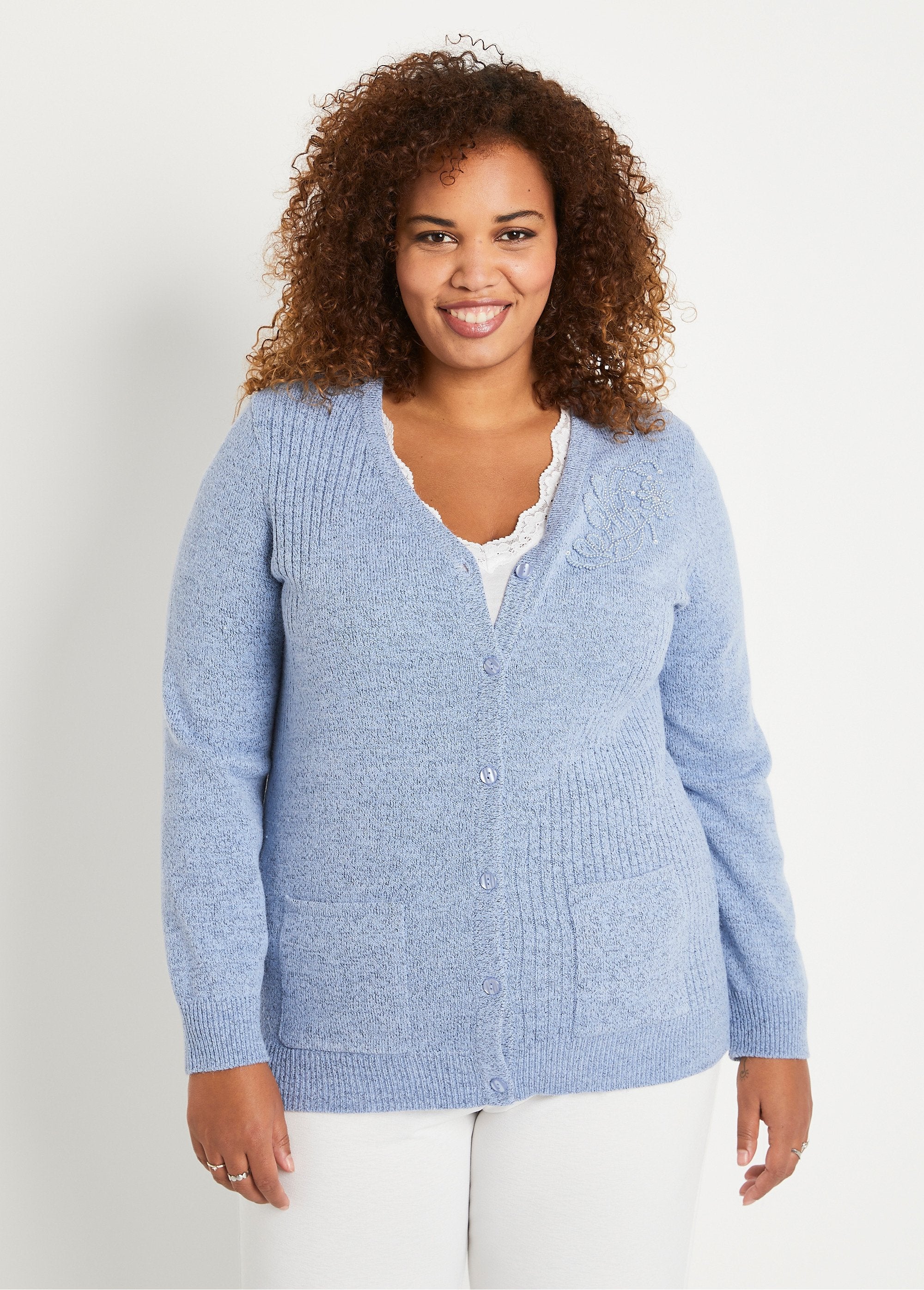 Cardigan_ricamato_con_strass_e_abbottonato_con_scollo_a_V_BLU_FA1_curvy