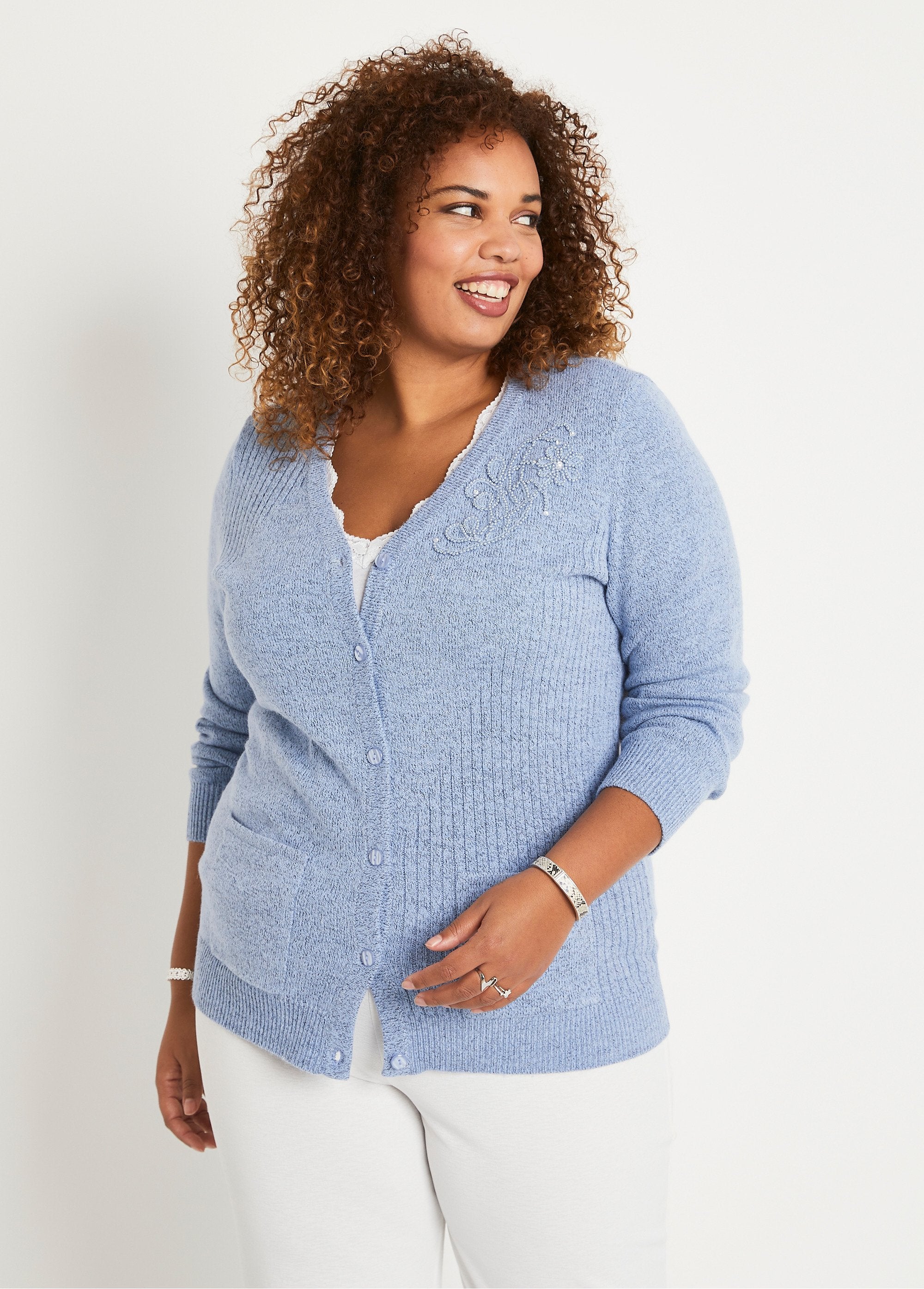 Cardigan_ricamato_con_strass_e_abbottonato_con_scollo_a_V_BLU_FA2_curvy