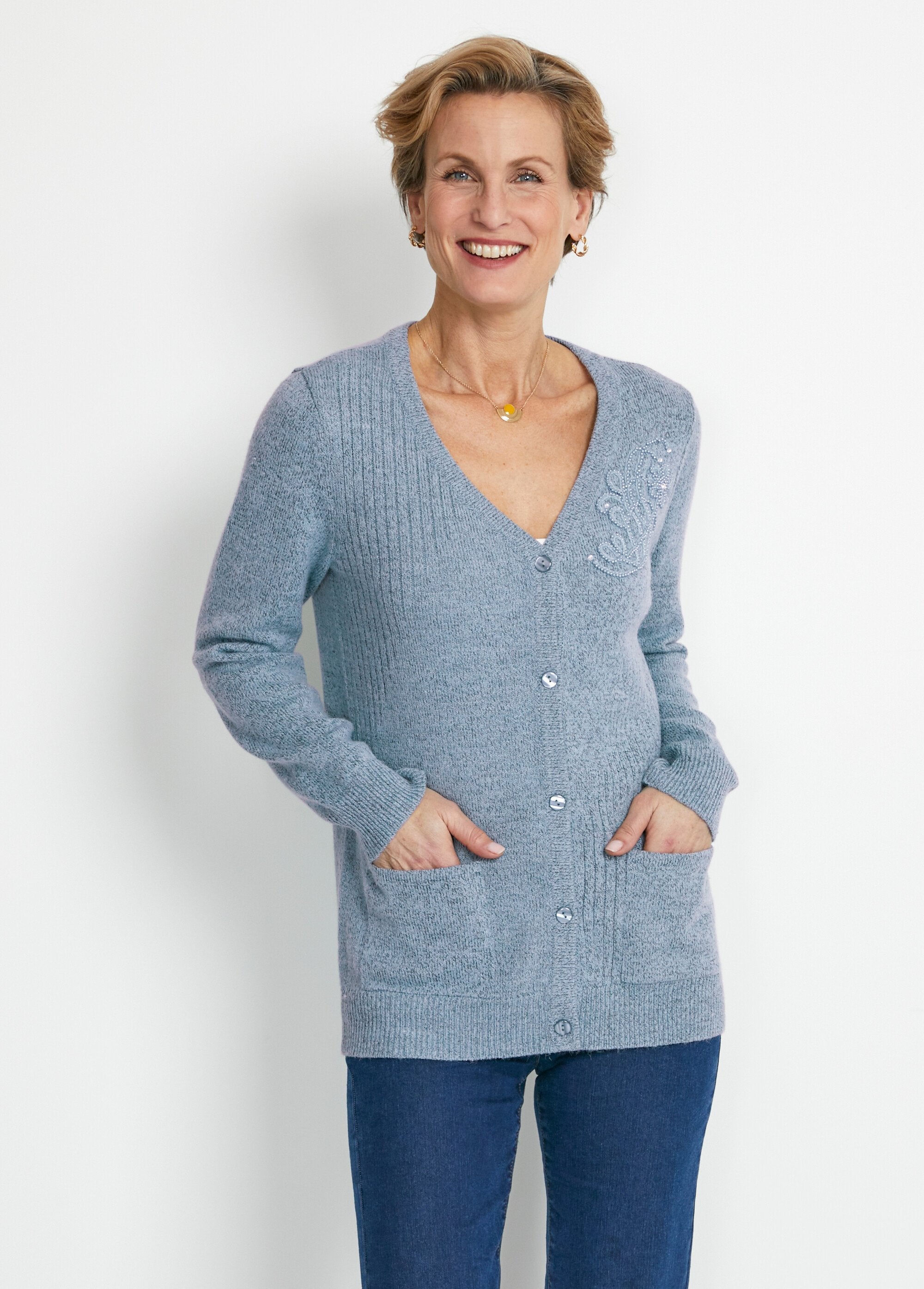 Cardigan_ricamato_con_strass_e_abbottonato_con_scollo_a_V_BLU_FA1_slim