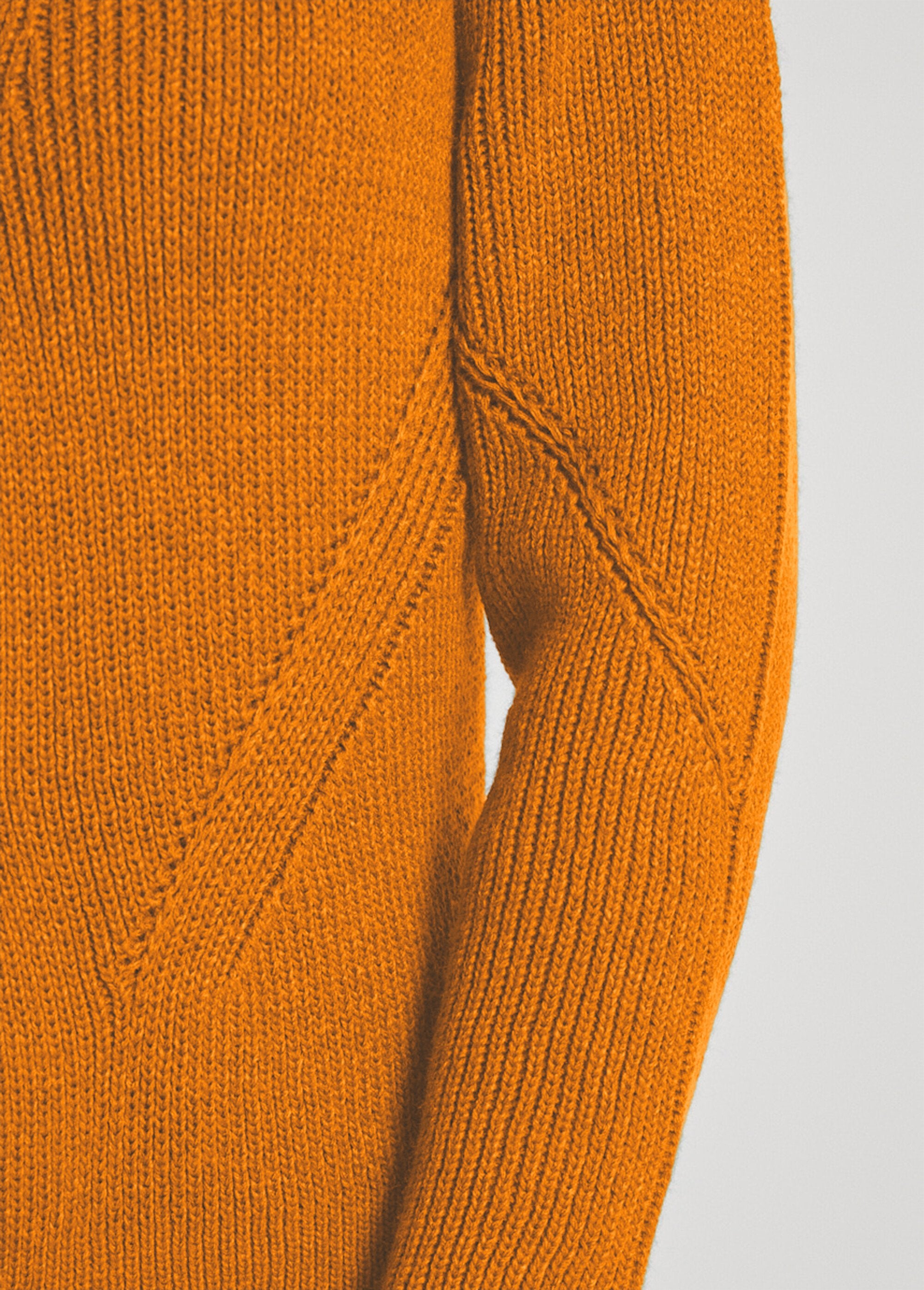 Cardigan_con_scollo_a_V_e_bottoni_in_maglia_perlata_Ocre_DE1_slim