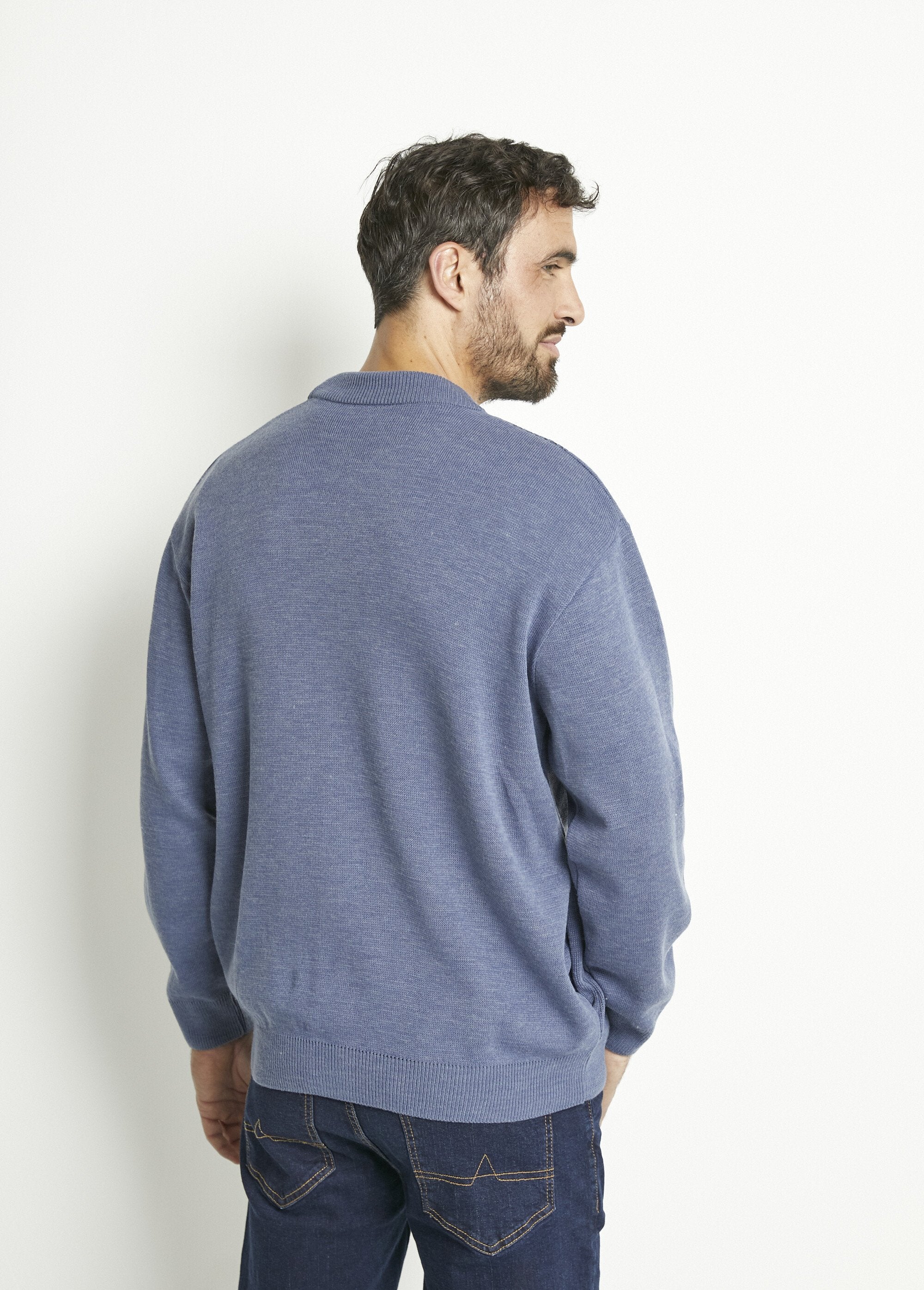 Cardigan_in_lana_a_maniche_lunghe_con_scollo_a_V_e_bottoni_Chine_bleu_DO1_slim