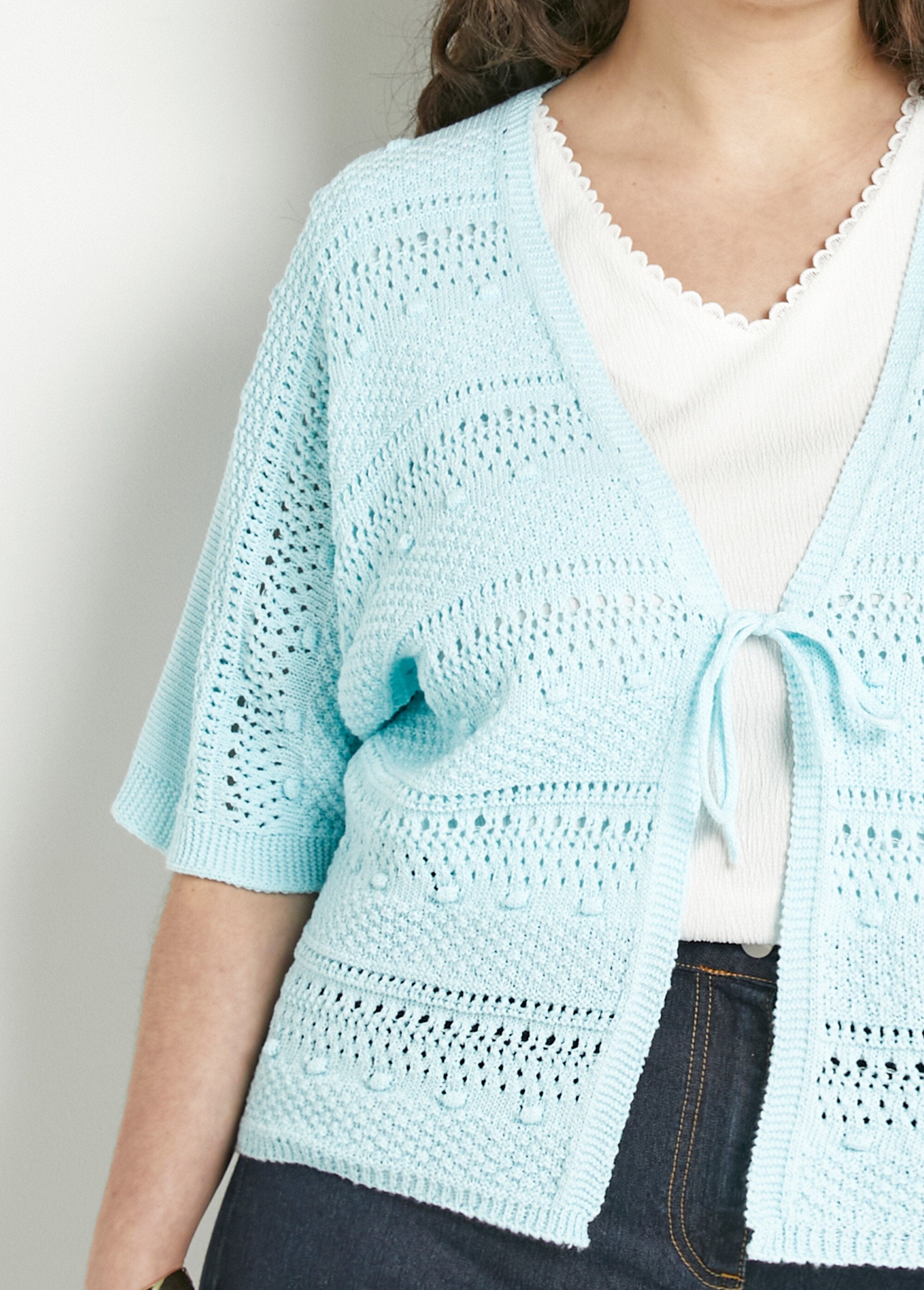 Cardigan_traforato_a_maniche_corte_con_scollo_a_V_e_chiusura_a_cravatta_Aqua_DE1_curvy