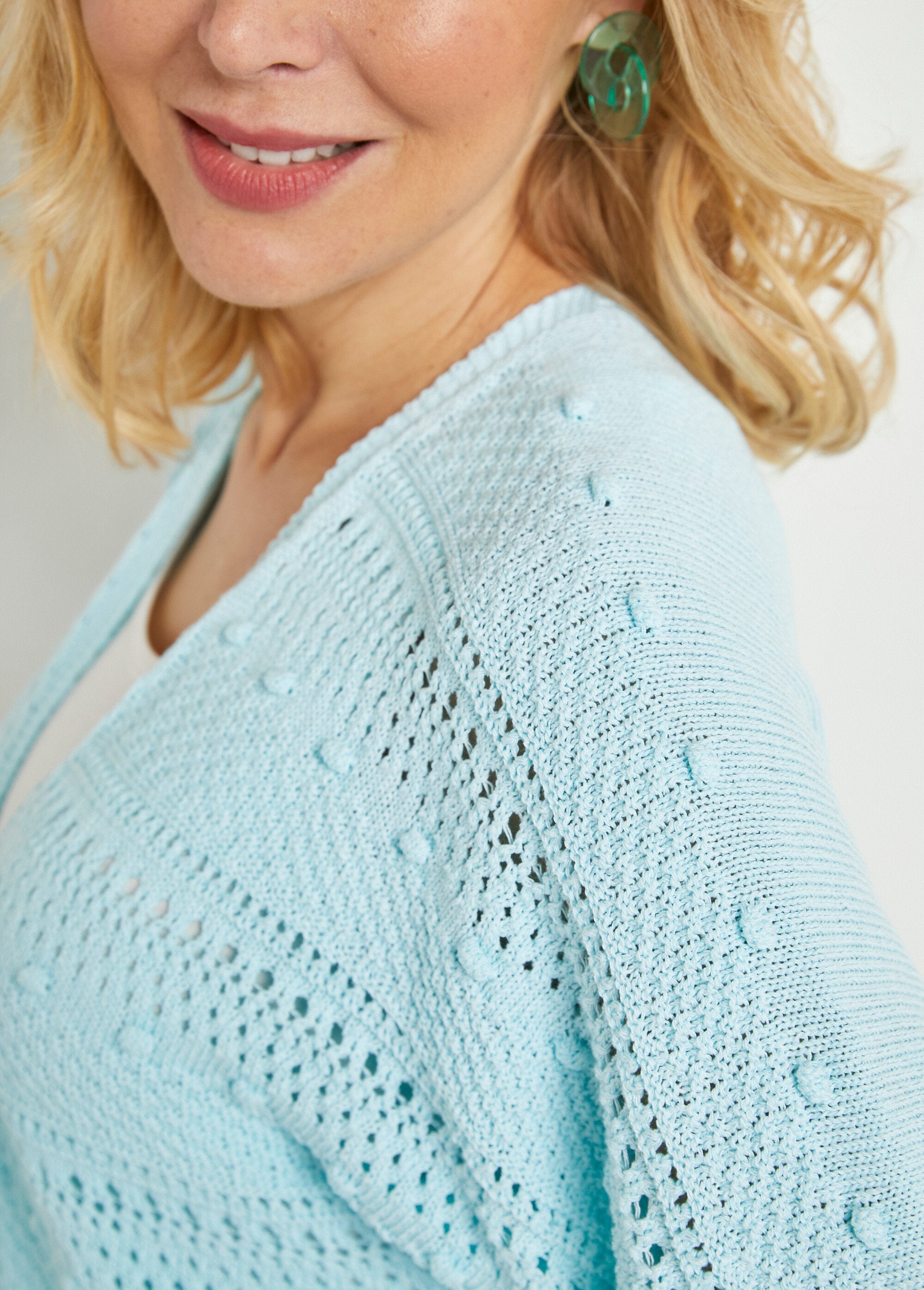 Cardigan_traforato_a_maniche_corte_con_scollo_a_V_e_chiusura_a_cravatta_Aqua_DE1_slim