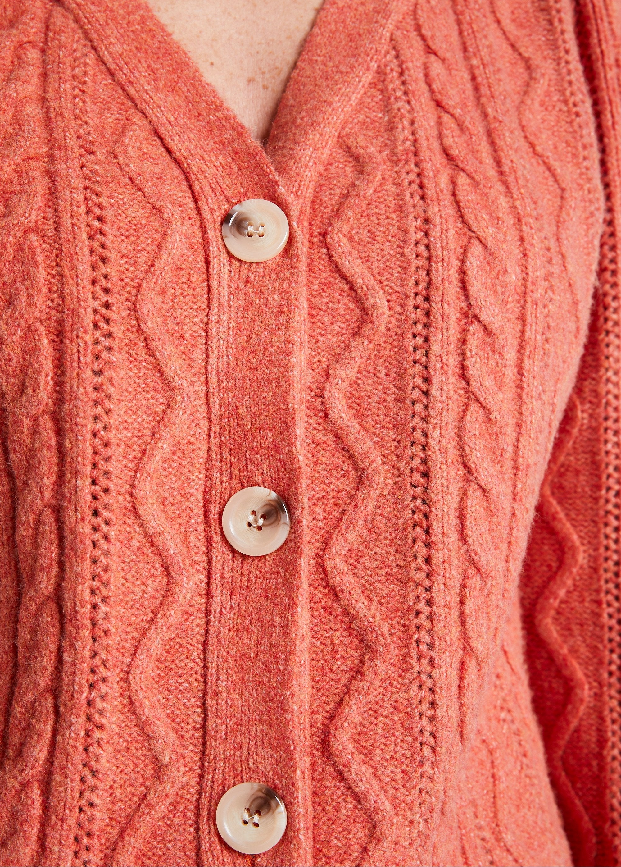 Cardigan_corto_con_abbottonatura_e_scollo_a_V_in_maglia_a_cavi_Tomette_DE3_slim