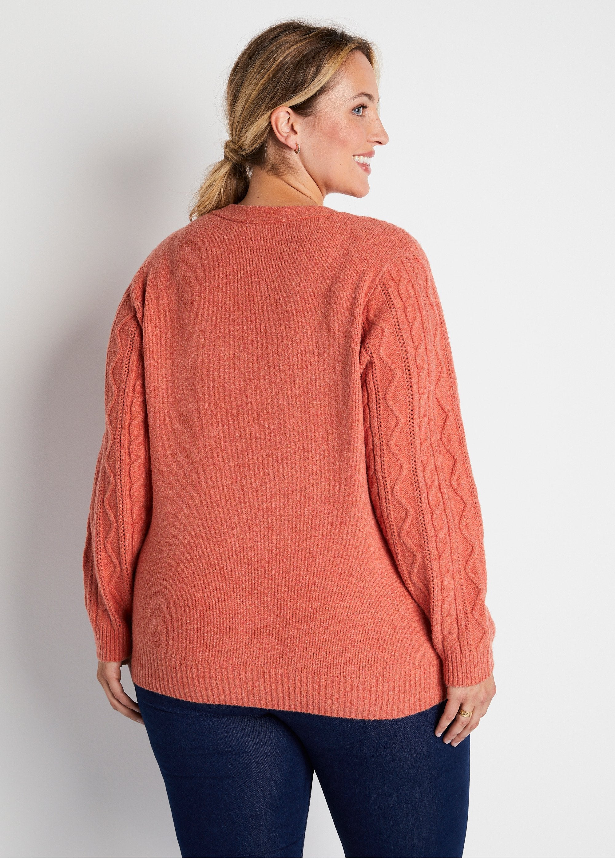 Cardigan_corto_con_abbottonatura_e_scollo_a_V_in_maglia_a_cavi_Tomette_DO1_curvy