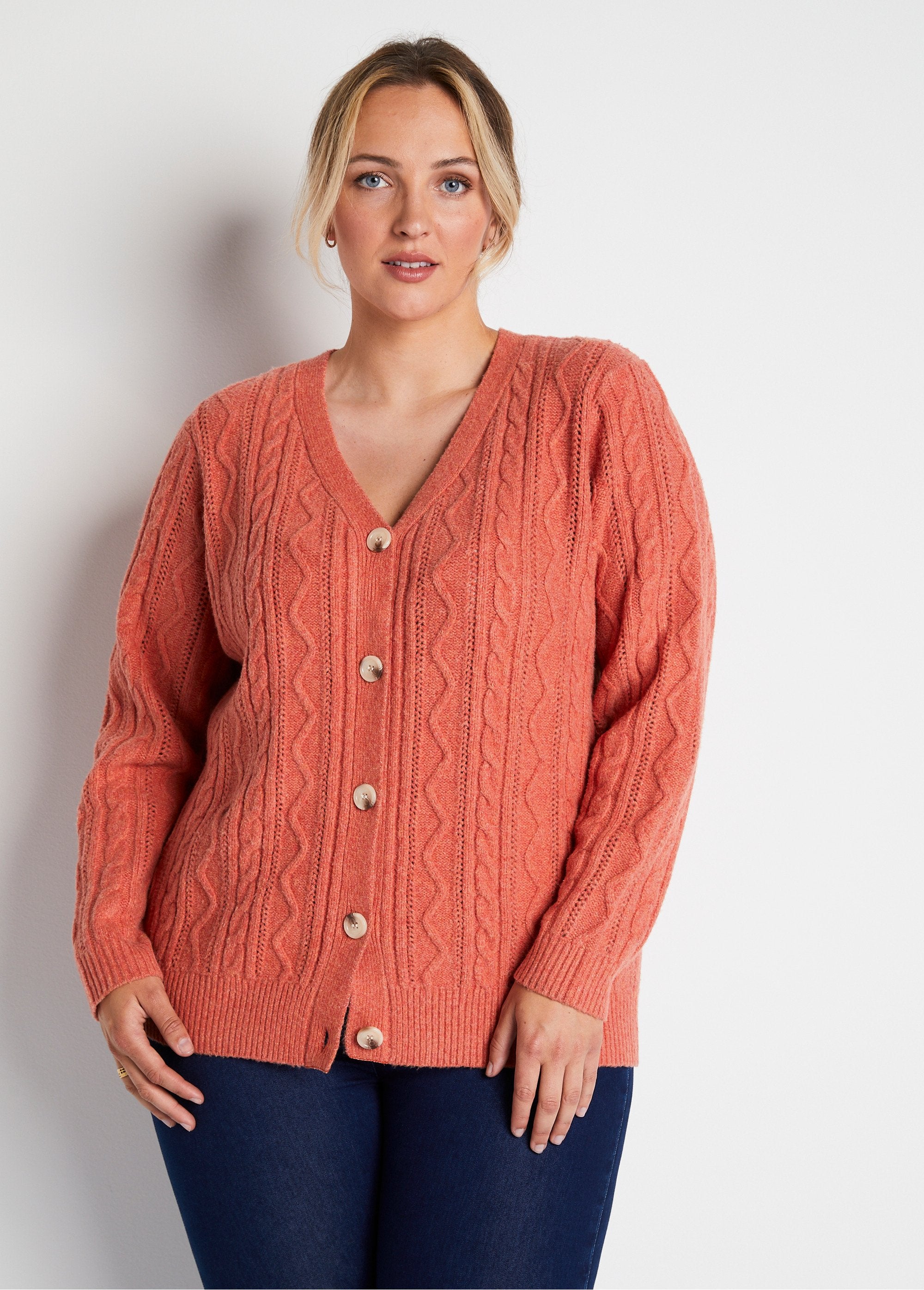 Cardigan_corto_con_abbottonatura_e_scollo_a_V_in_maglia_a_cavi_Tomette_FA1_curvy