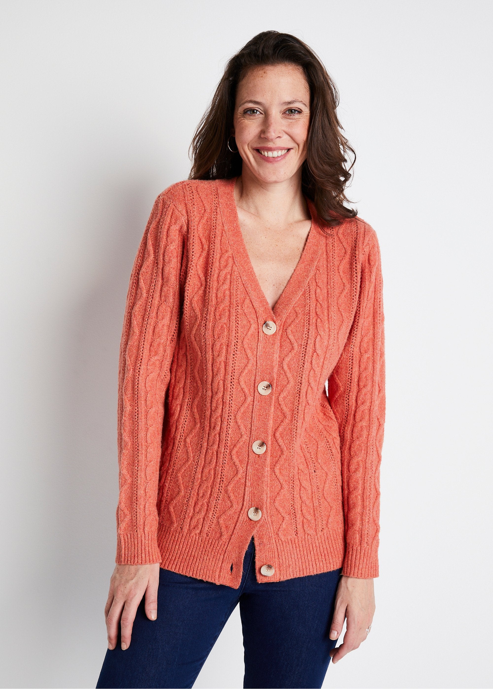 Cardigan_corto_con_abbottonatura_e_scollo_a_V_in_maglia_a_cavi_Tomette_FA1_slim