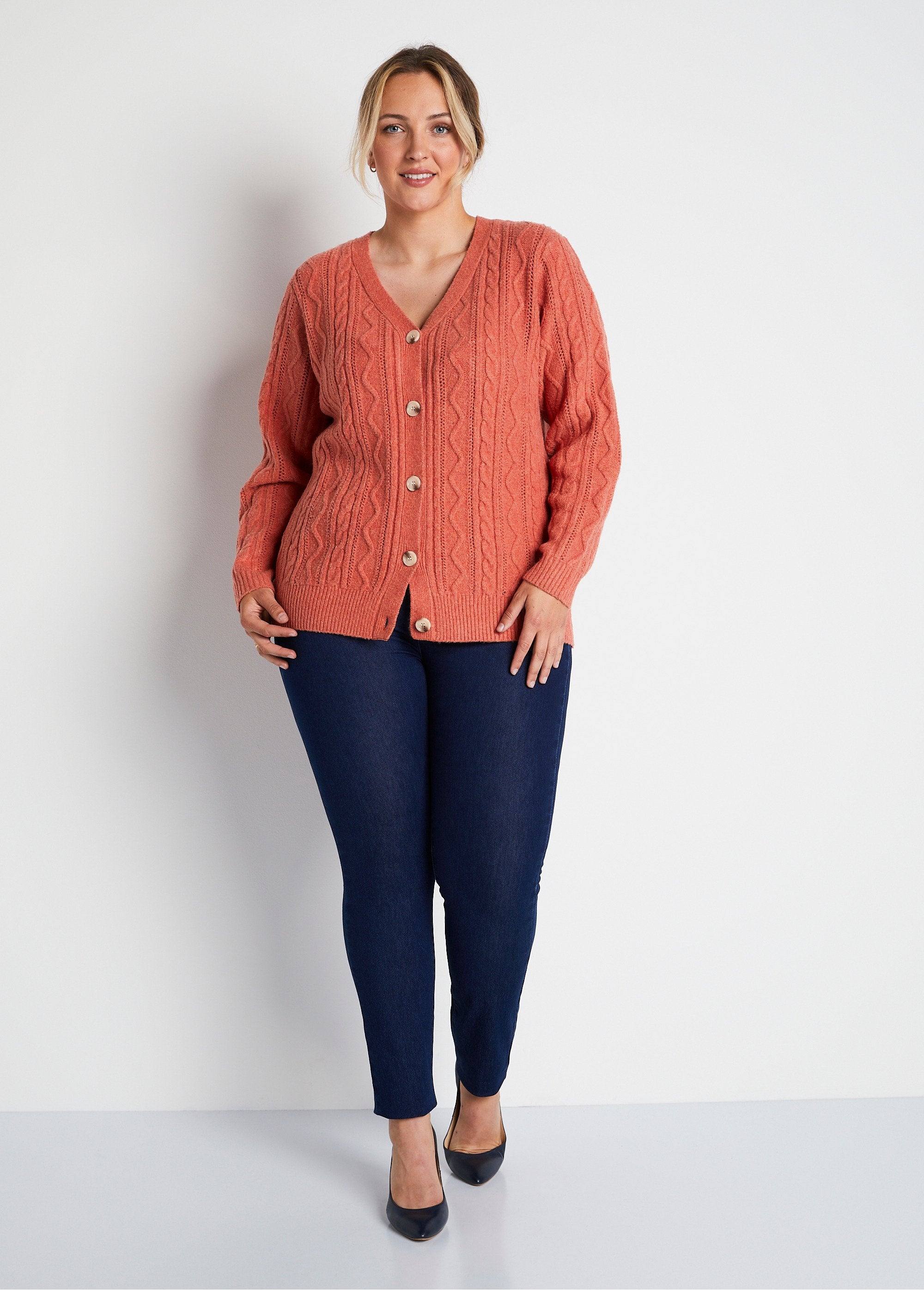 Cardigan_corto_con_abbottonatura_e_scollo_a_V_in_maglia_a_cavi_Tomette_SF1_curvy