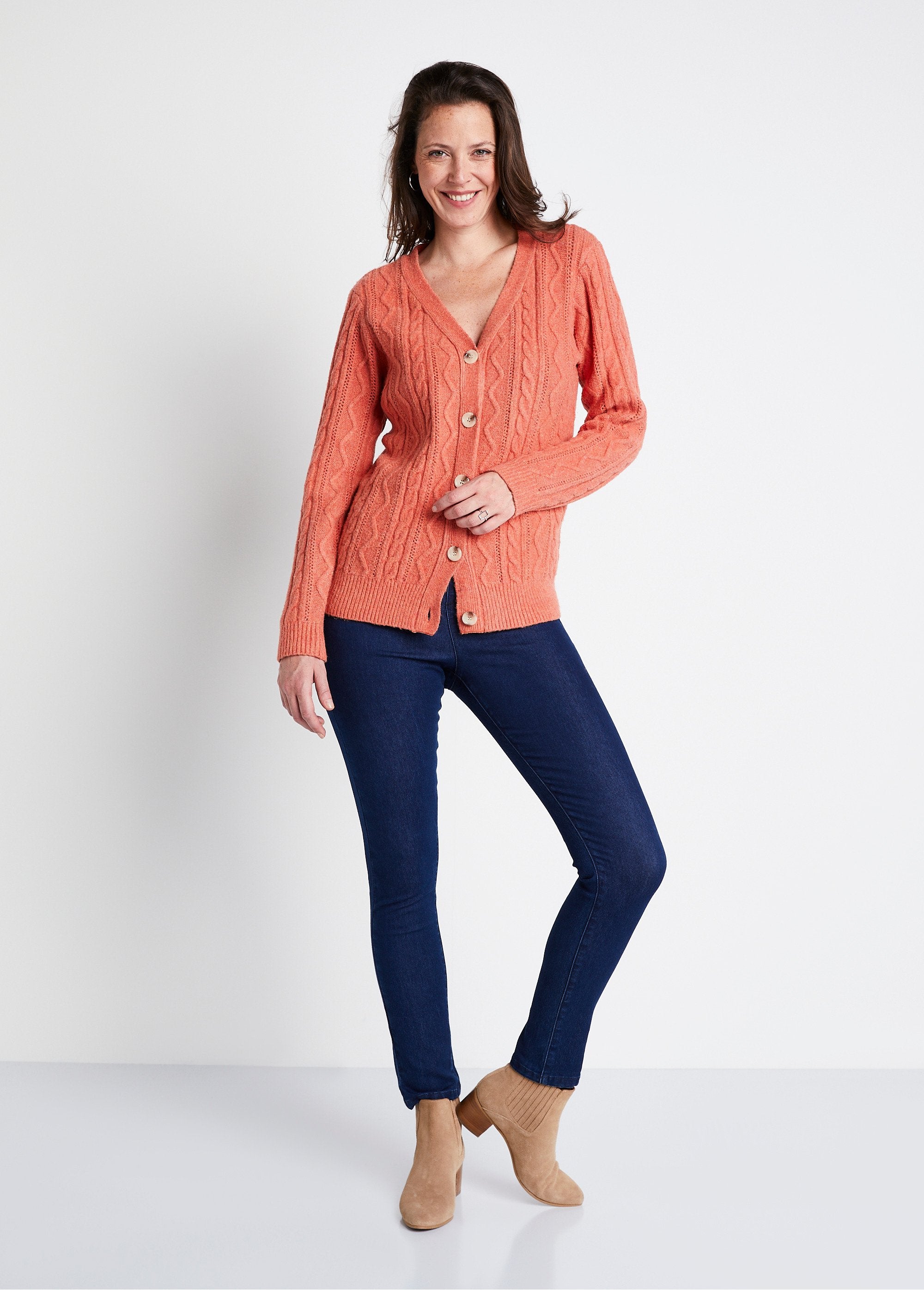 Cardigan_corto_con_abbottonatura_e_scollo_a_V_in_maglia_a_cavi_Tomette_SF1_slim