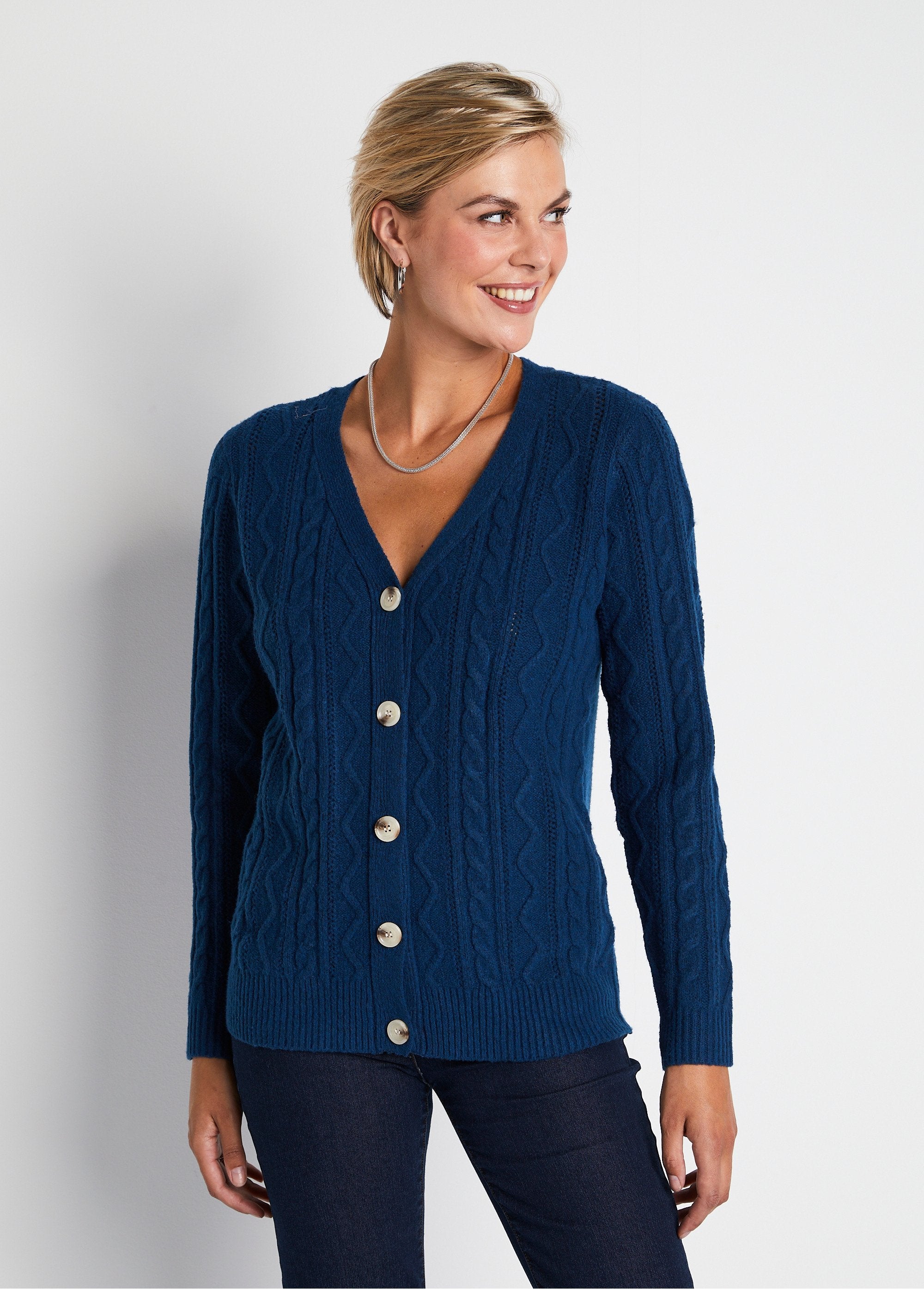 Cardigan_corto_con_abbottonatura_e_scollo_a_V_in_maglia_a_cavi_Anatra_FA1_slim