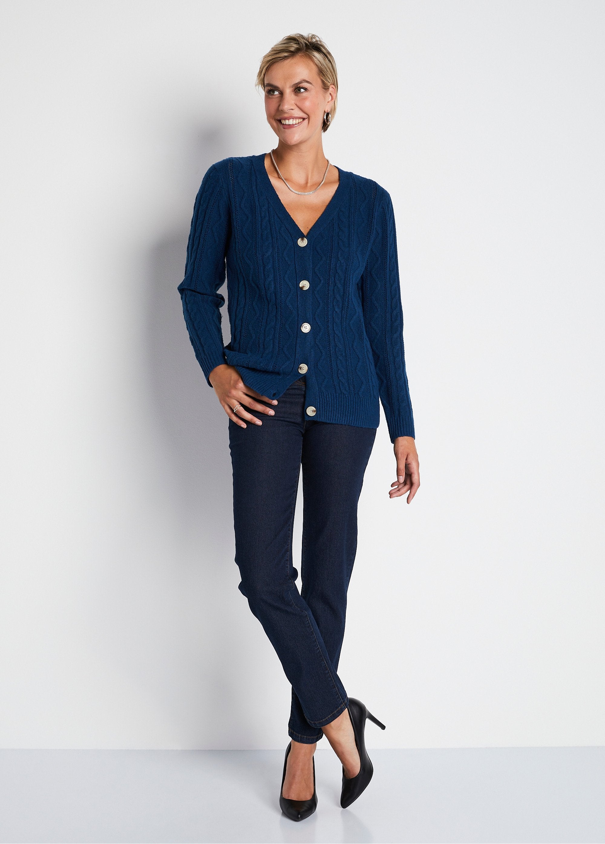 Cardigan_corto_con_abbottonatura_e_scollo_a_V_in_maglia_a_cavi_Anatra_SF1_slim