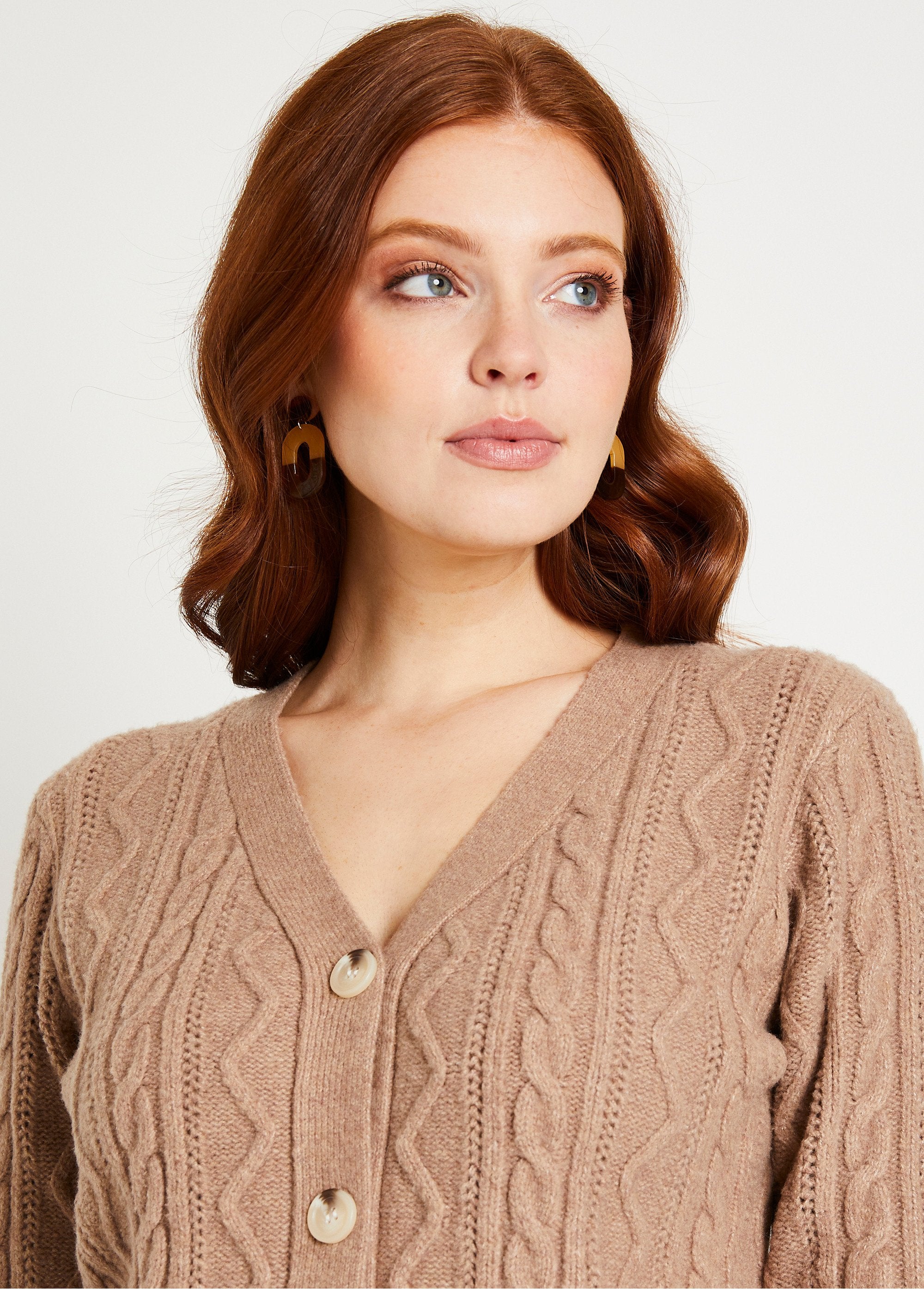 Cardigan_corto_in_maglia_a_trecce_con_scollo_a_V_e_bottoni_Taupe_DE1_slim