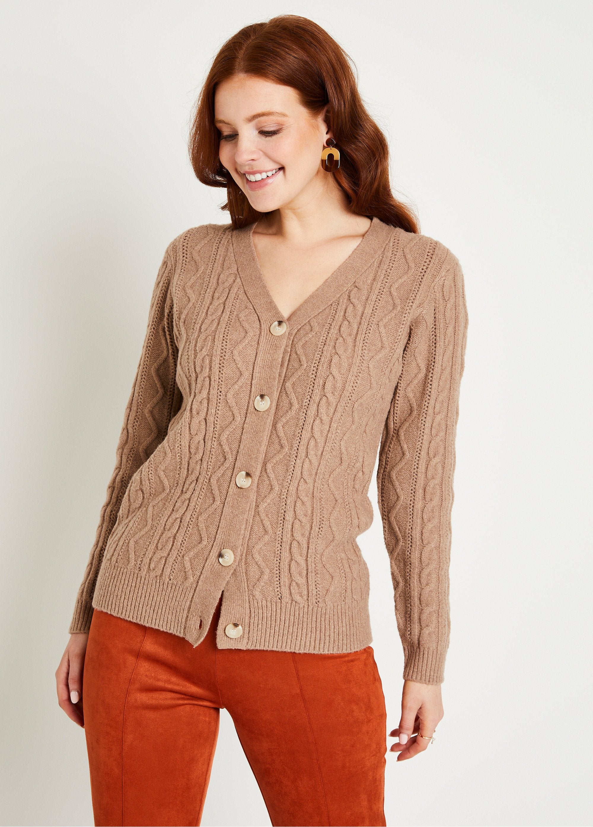 Gilet_court_boutonné_col_V_maille_torsades_Taupe_FA1_slim