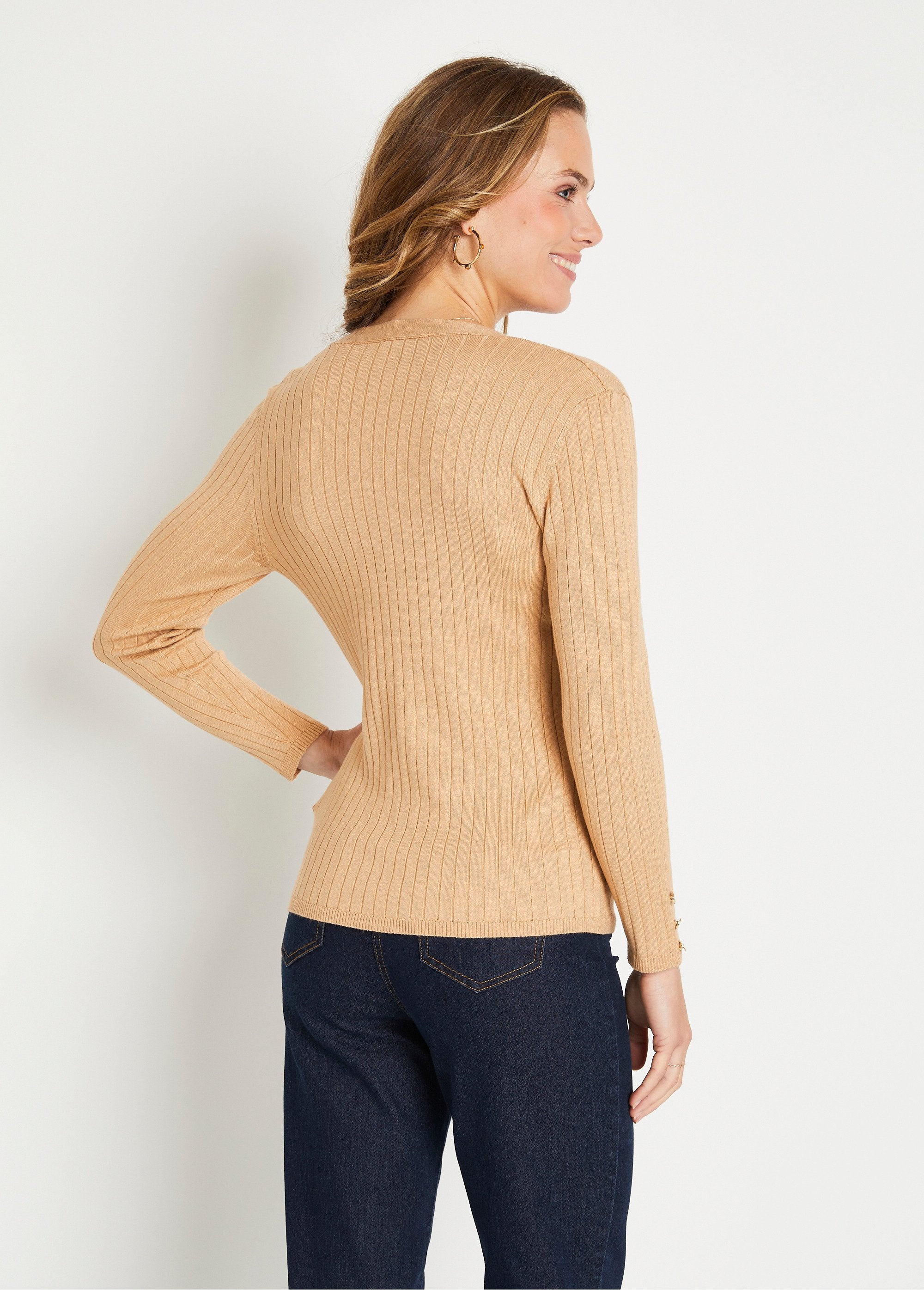 Cardigan_corto_a_coste_con_scollo_a_V_e_bottoni_Camel_DO2_slim