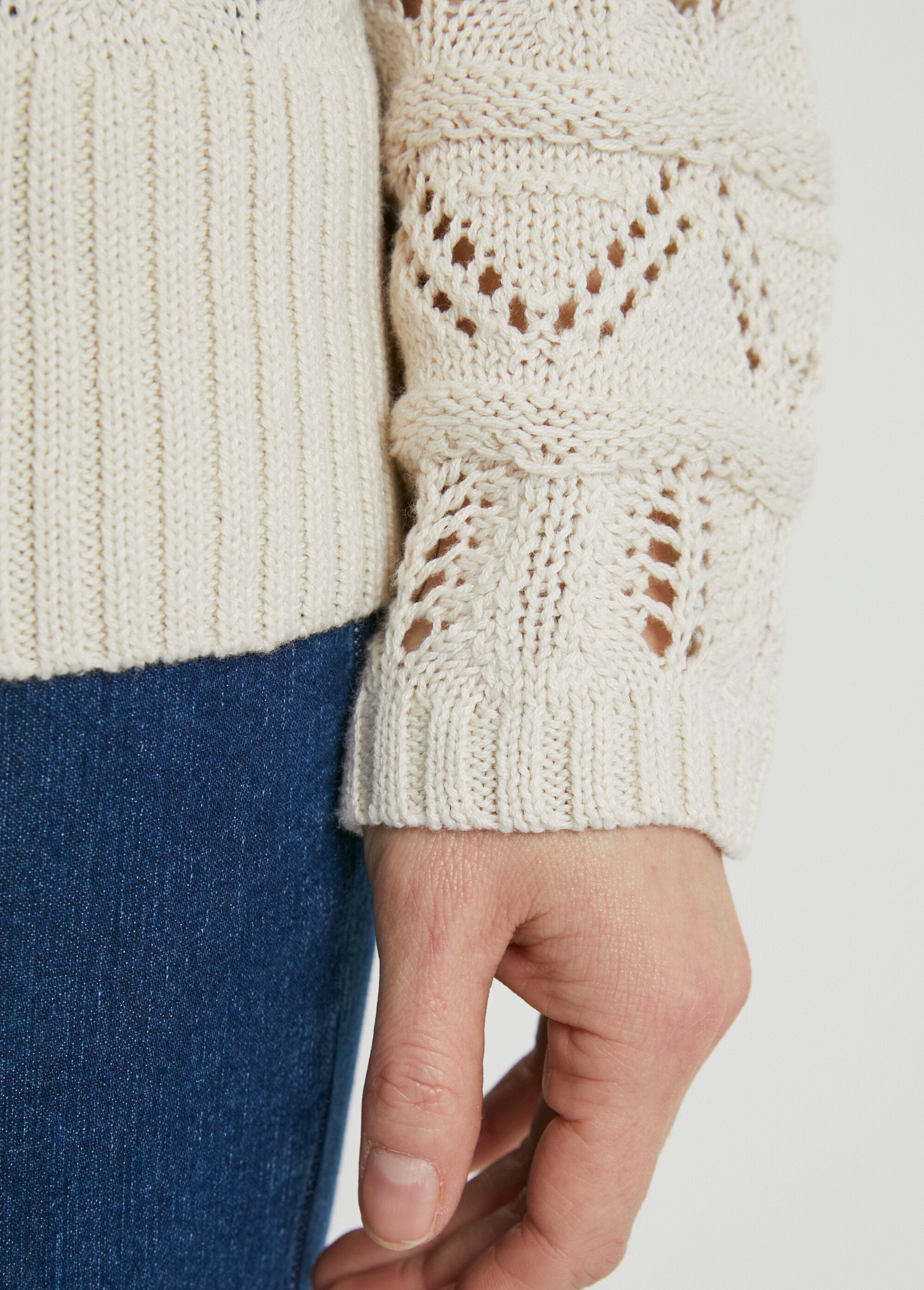 Cardigan_corto_abbottonato_e_traforato_Ficelle_DE4_slim