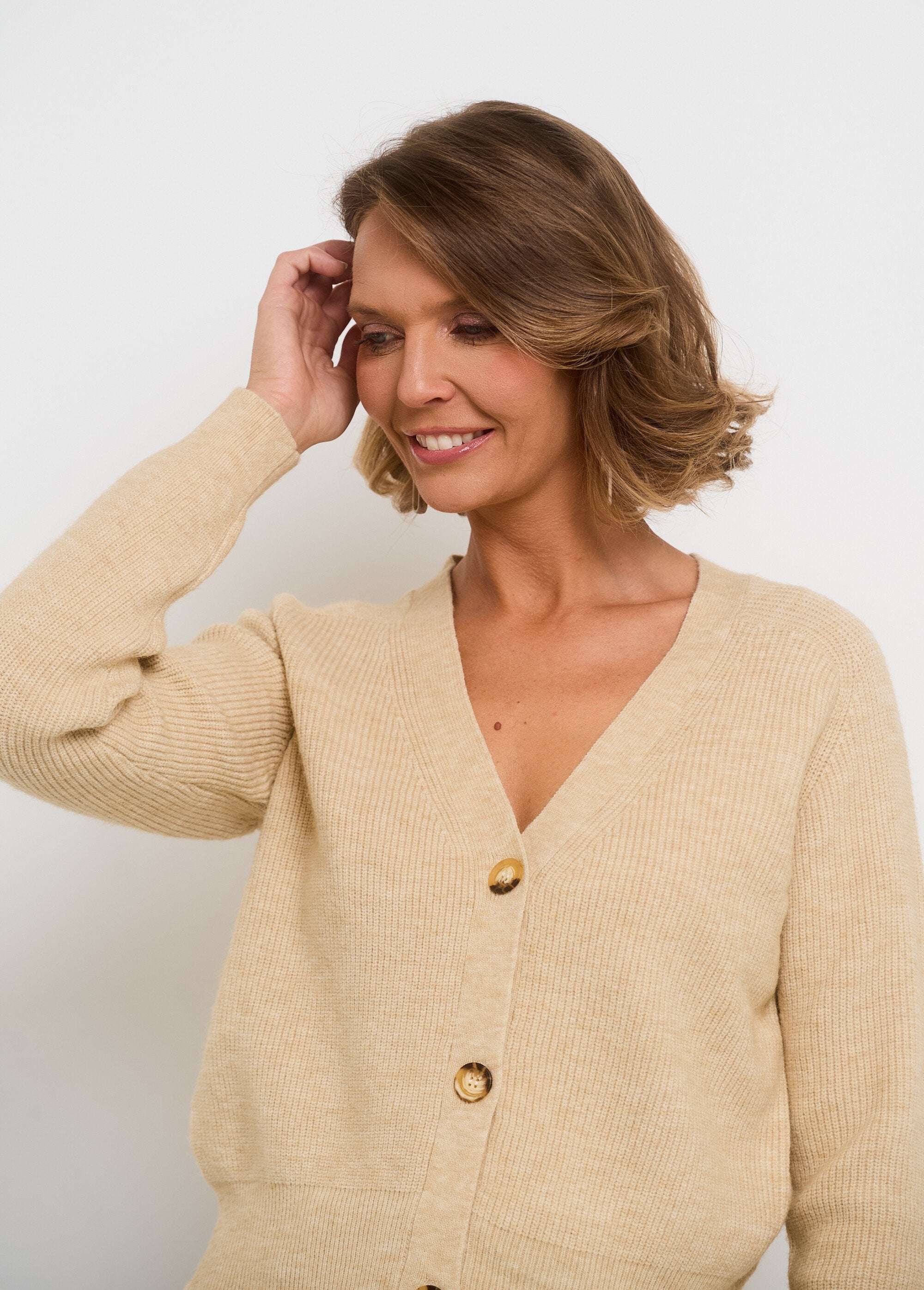 Cardigan_corto_con_scollo_a_V_e_bottoni_a_contrasto_Beige_DE2_slim