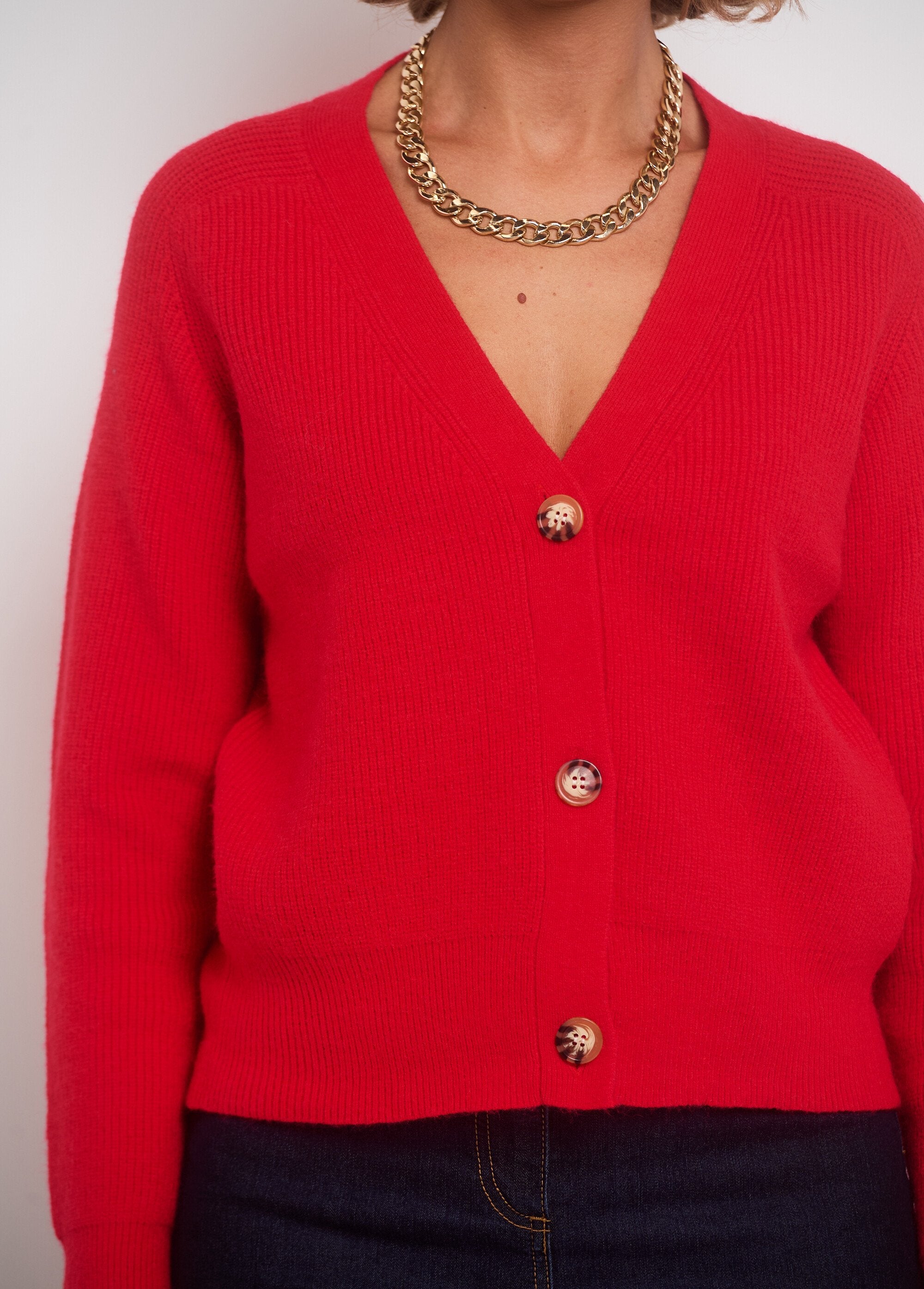 Cardigan_corto_con_scollo_a_V_e_bottoni_a_contrasto_Rouge_DE1_slim