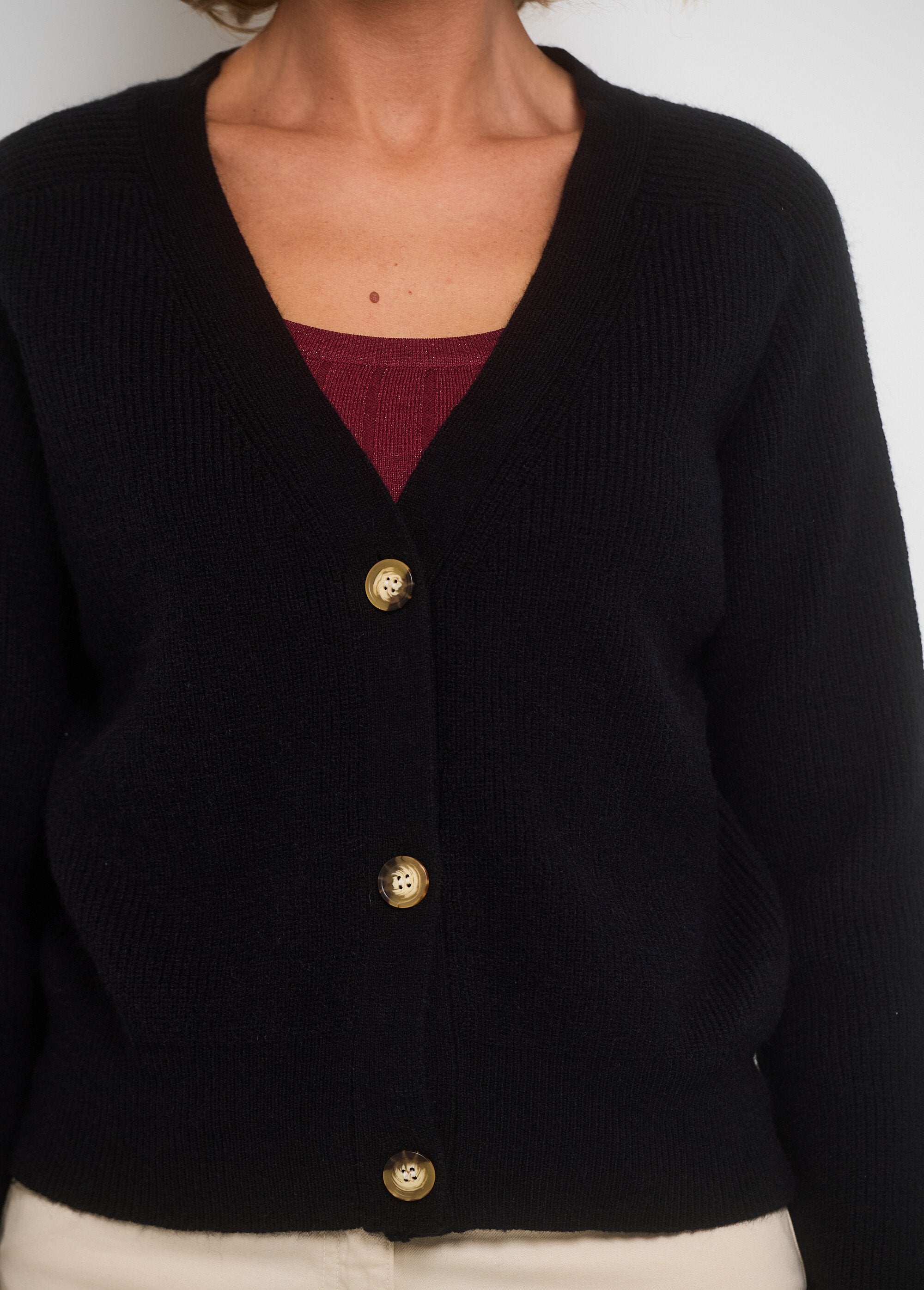 Cardigan_corto_con_scollo_a_V_e_bottoni_a_contrasto_Noir_DE1_slim