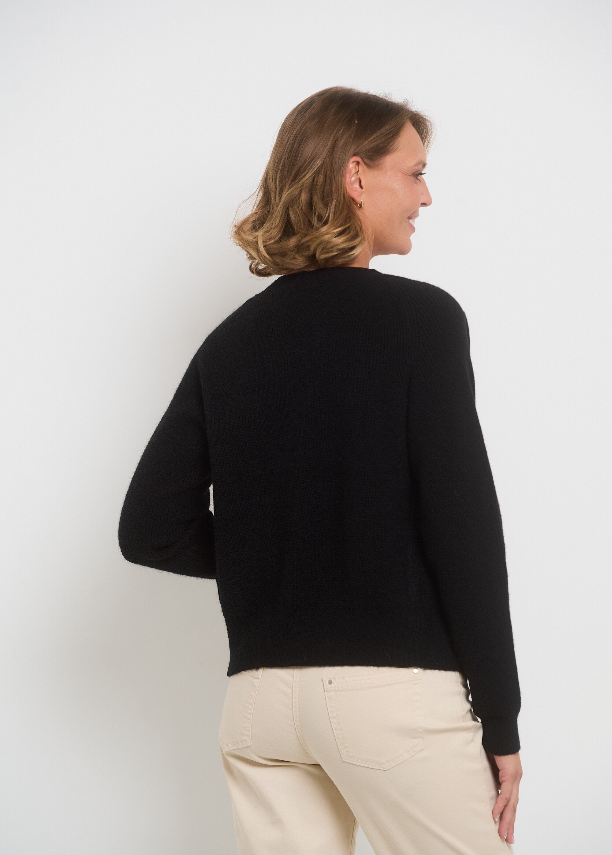 Cardigan_corto_con_scollo_a_V_e_bottoni_a_contrasto_Noir_DO1_slim