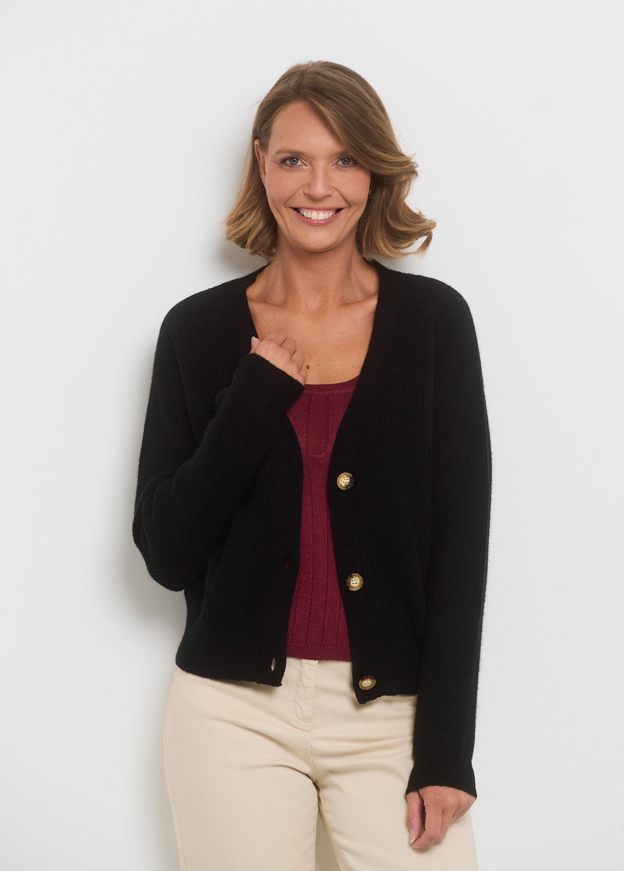 Cardigan_corto_con_scollo_a_V_e_bottoni_a_contrasto_Noir_FA1_slim