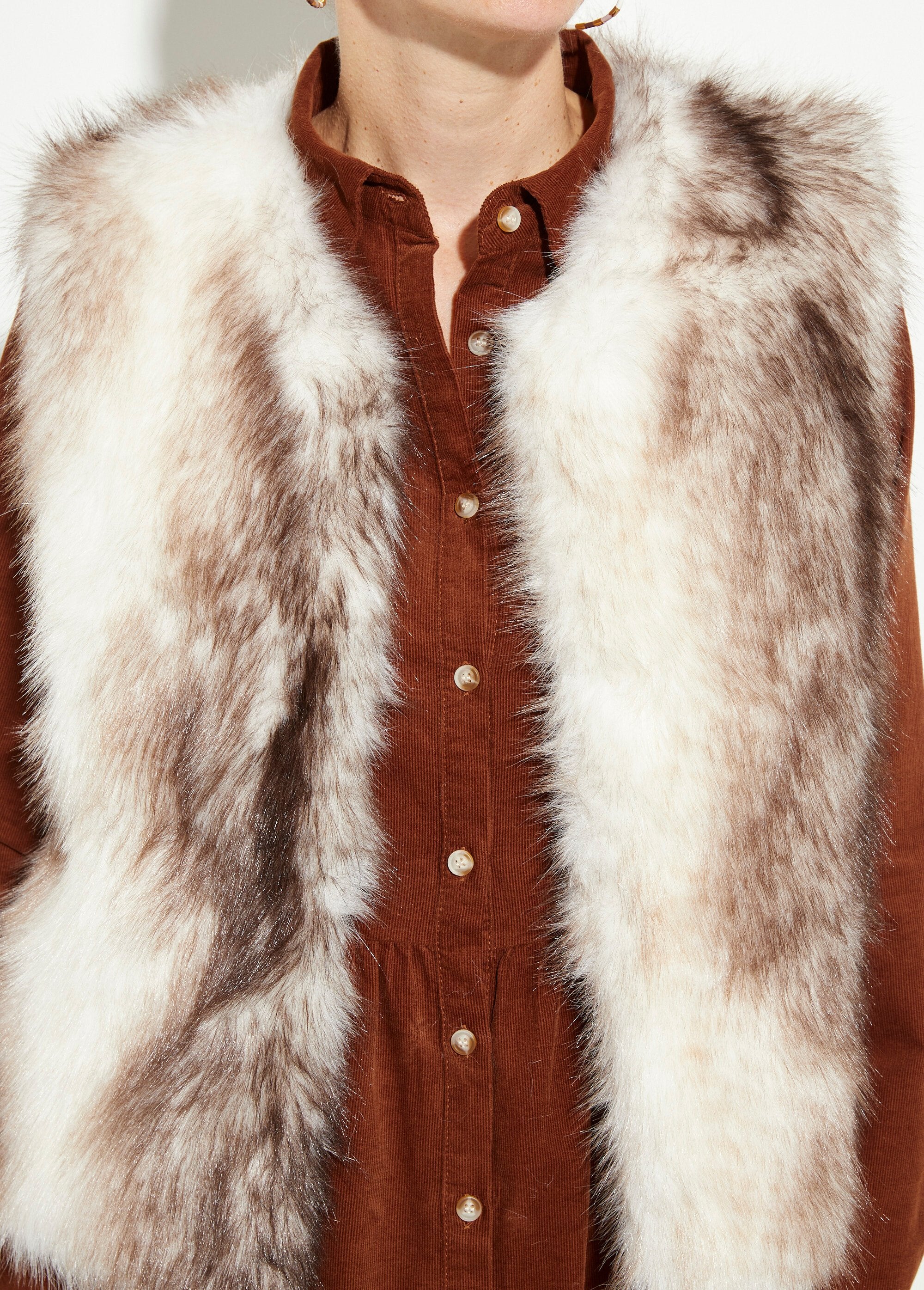 Cardigan_senza_maniche_in_pelliccia_sintetica_Beige_DE1_slim
