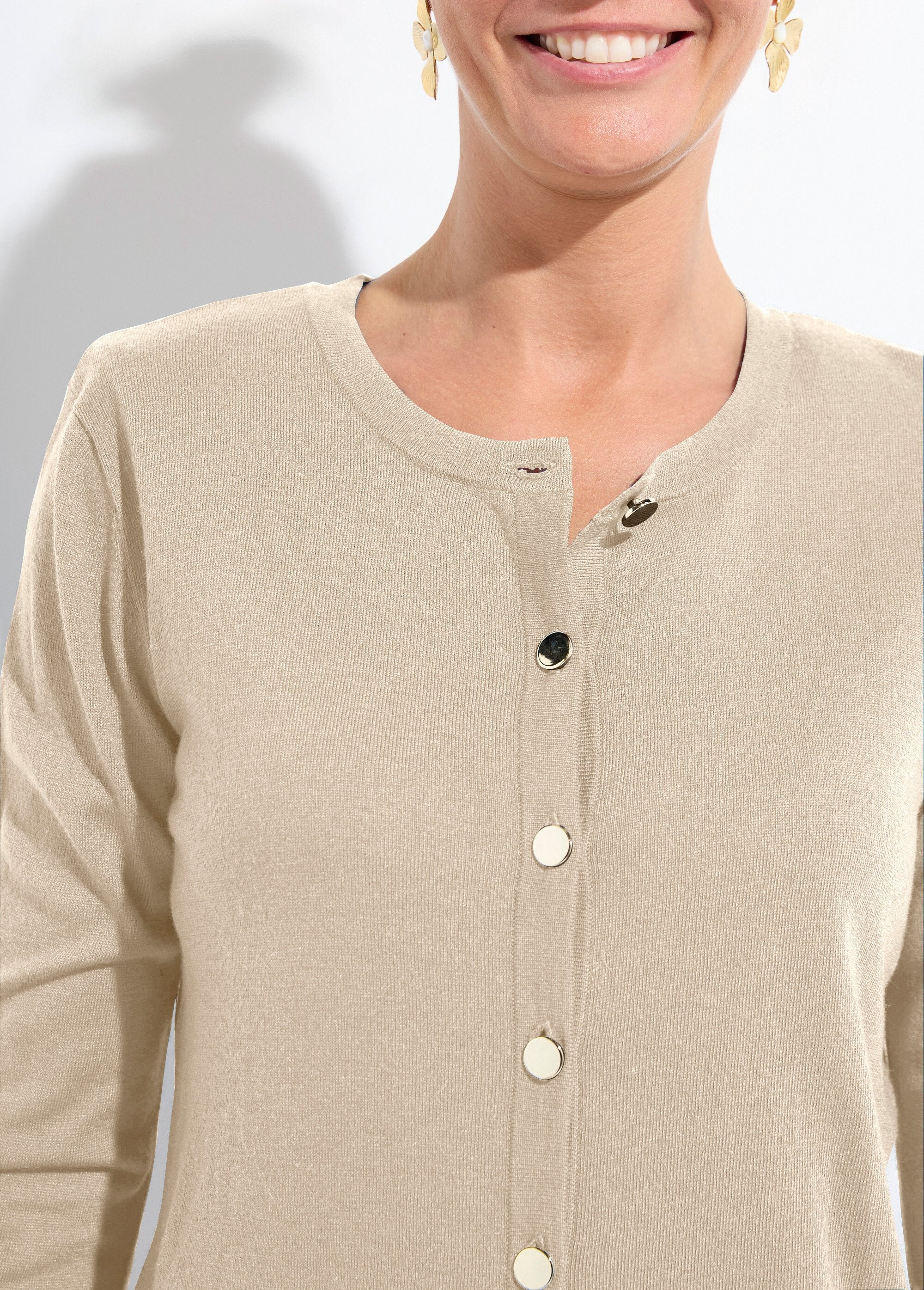 Cardigan_slim_abbottonato_con_scollo_rotondo_in_jersey_tinta_unita_con_lana_merino_Ficelle_DE1_slim