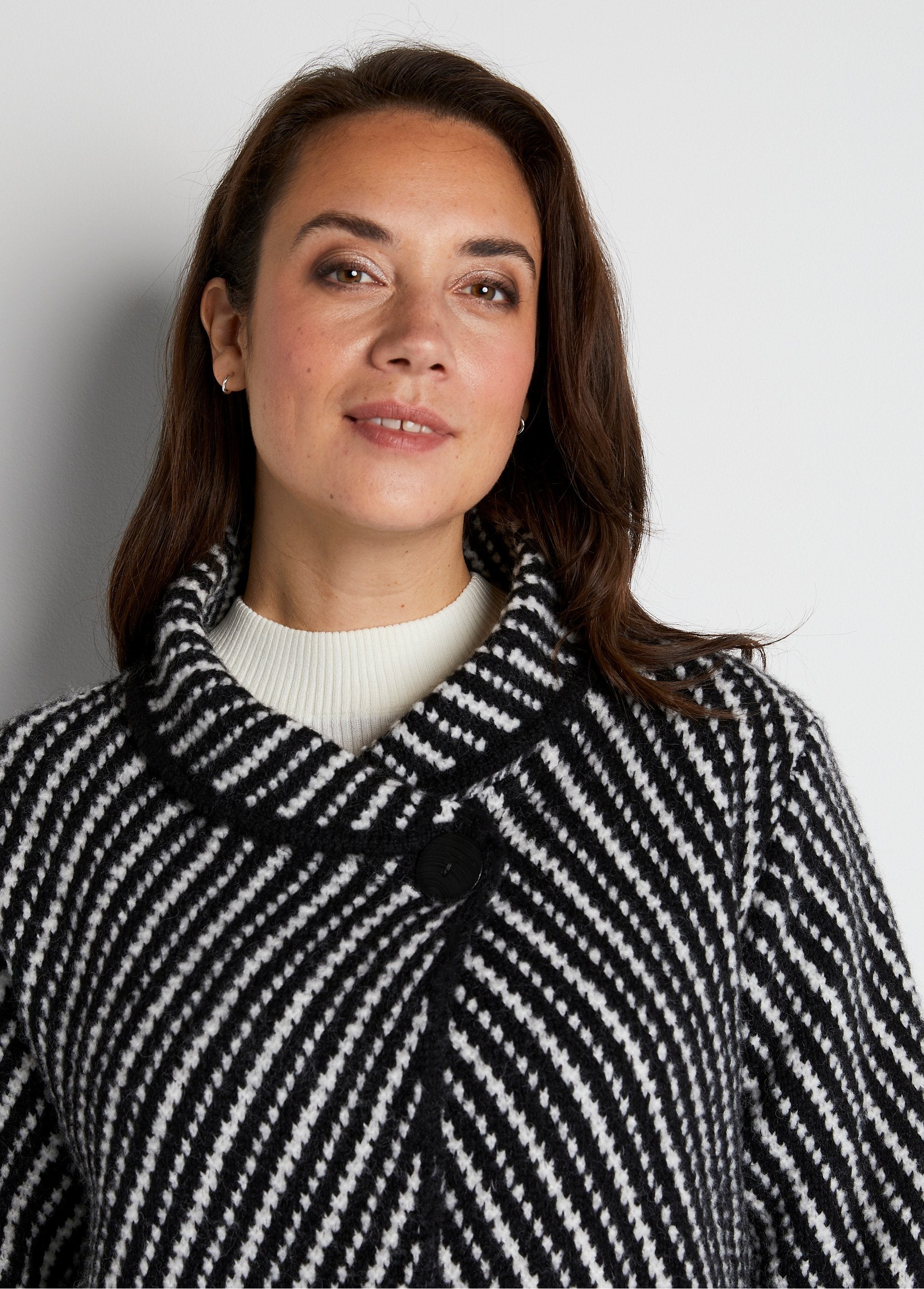 Cardigan_lungo_abbottonato_in_jacquard_Nero_ed_ecrù_DE1_curvy