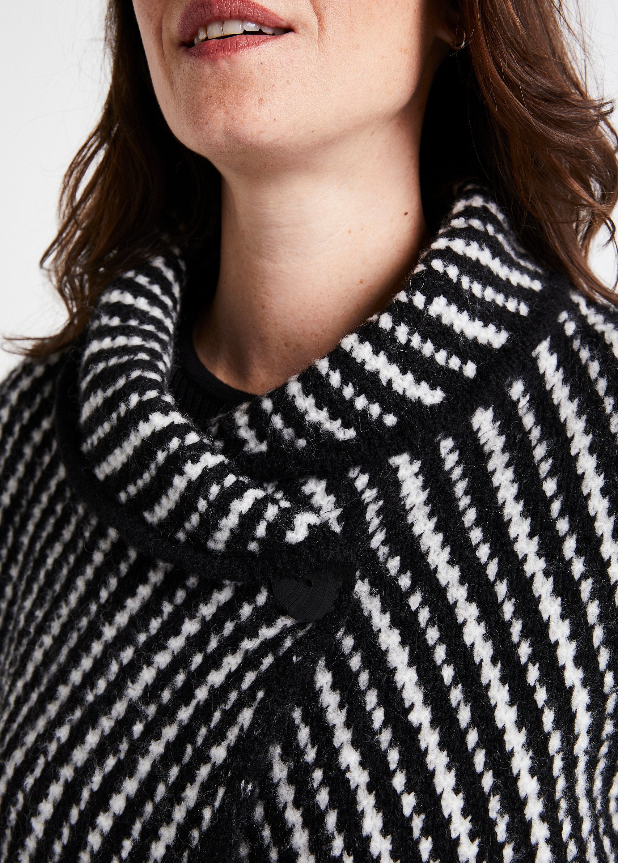 Cardigan_lungo_abbottonato_in_jacquard_Nero_ed_ecrù_DE2_slim