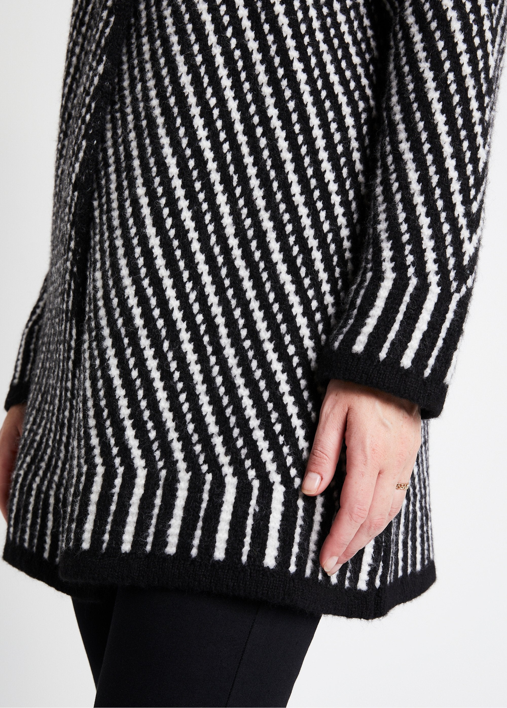 Cardigan_lungo_abbottonato_in_jacquard_Nero_ed_ecrù_DE3_slim