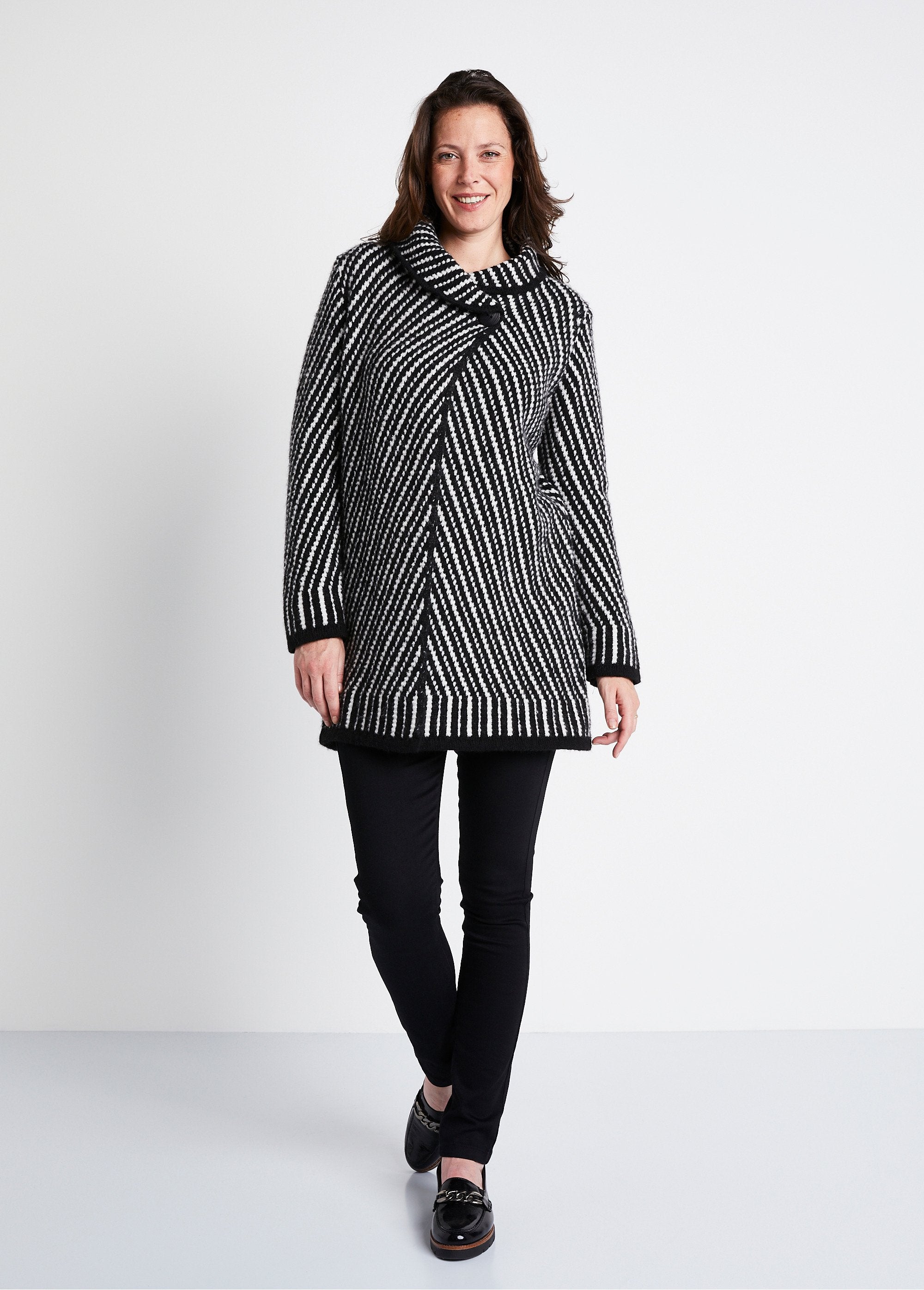 Cardigan_lungo_abbottonato_in_jacquard_Nero_ed_ecrù_SF1_slim