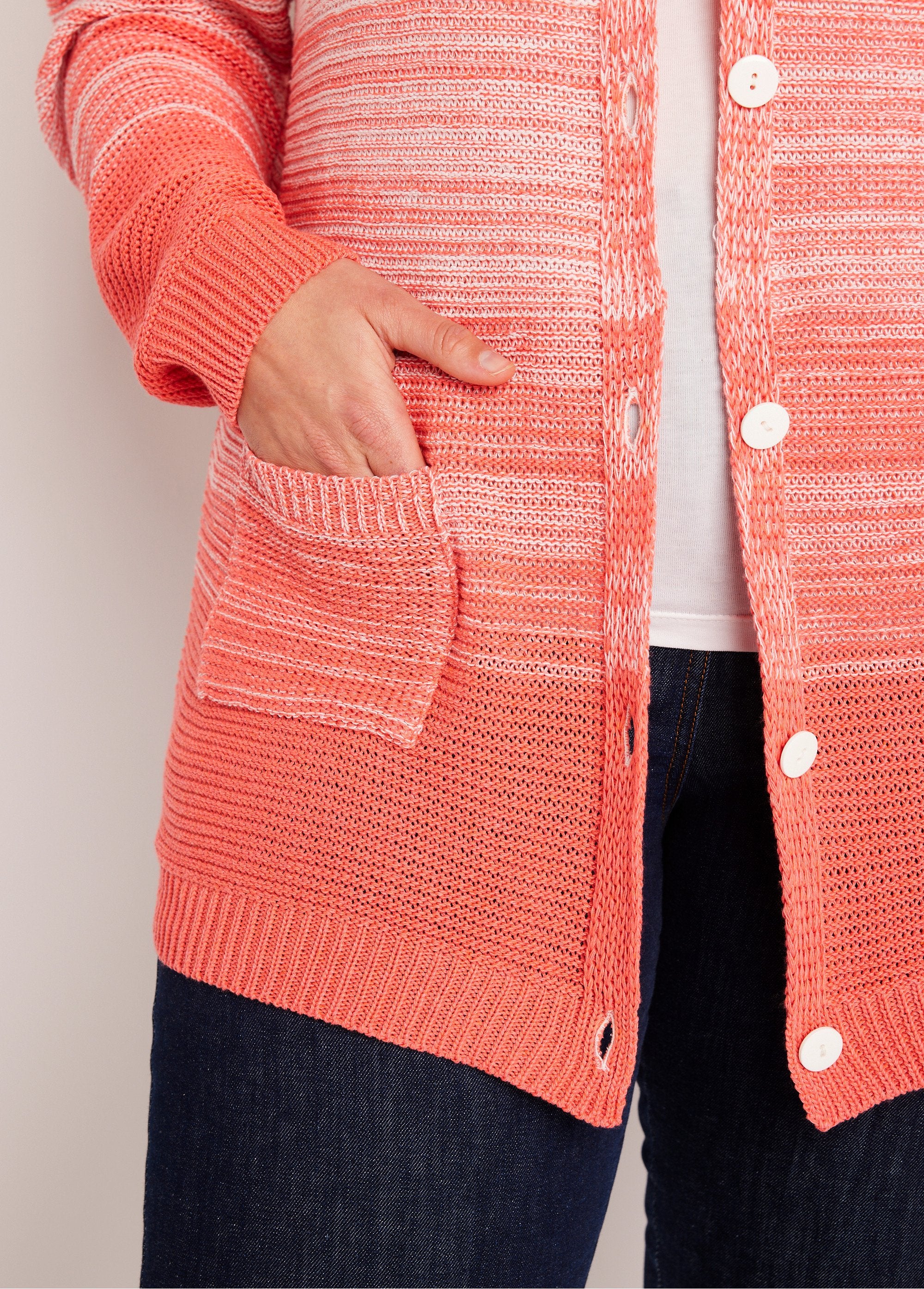 Cardigan_lungo_in_cotone_con_scollo_a_V_e_bottoni_Bianco_e_corallo_DE2_curvy