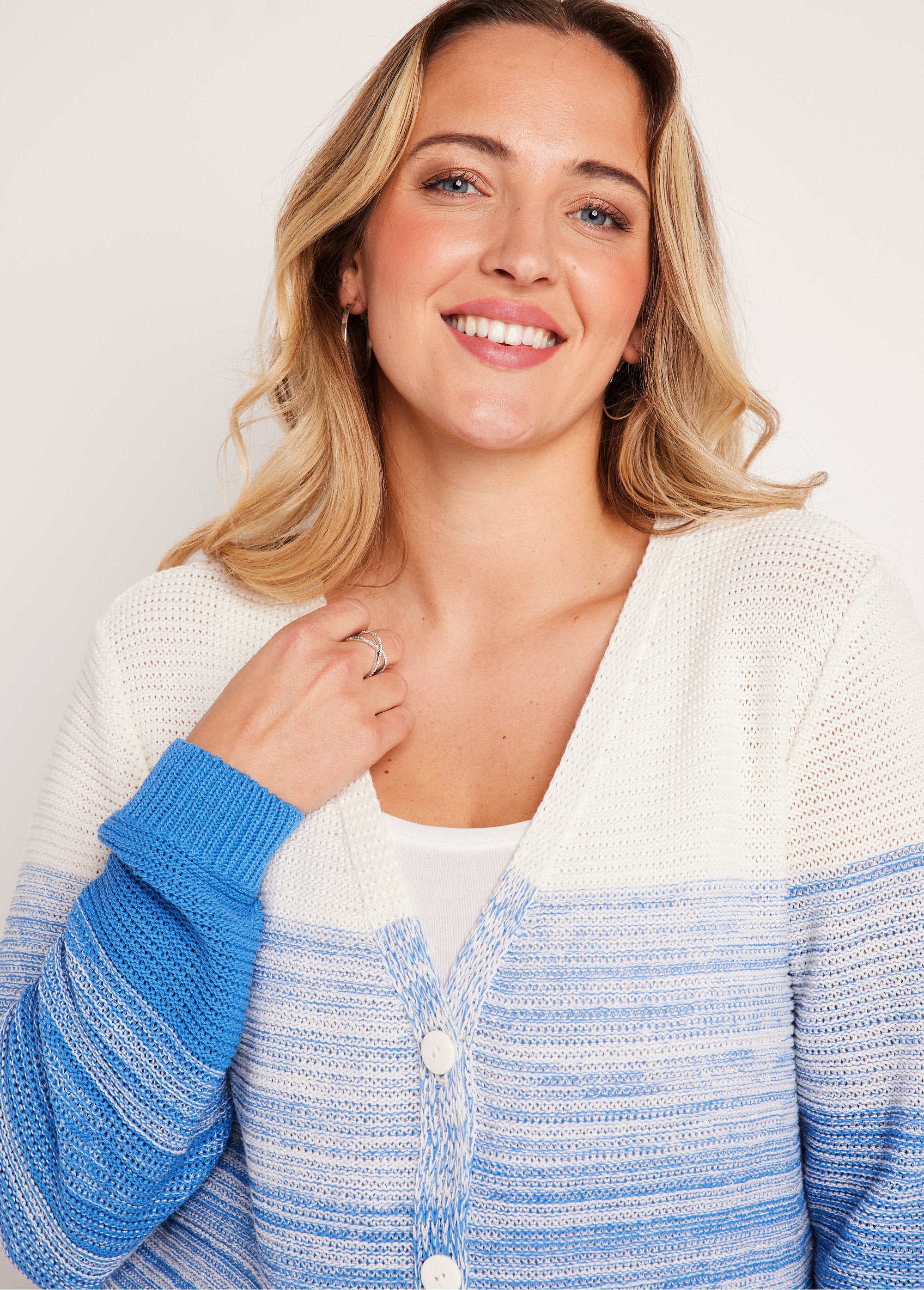 Cardigan_lungo_in_cotone_con_scollo_a_V_e_bottoni_Bianco_e_blu_DE1_curvy