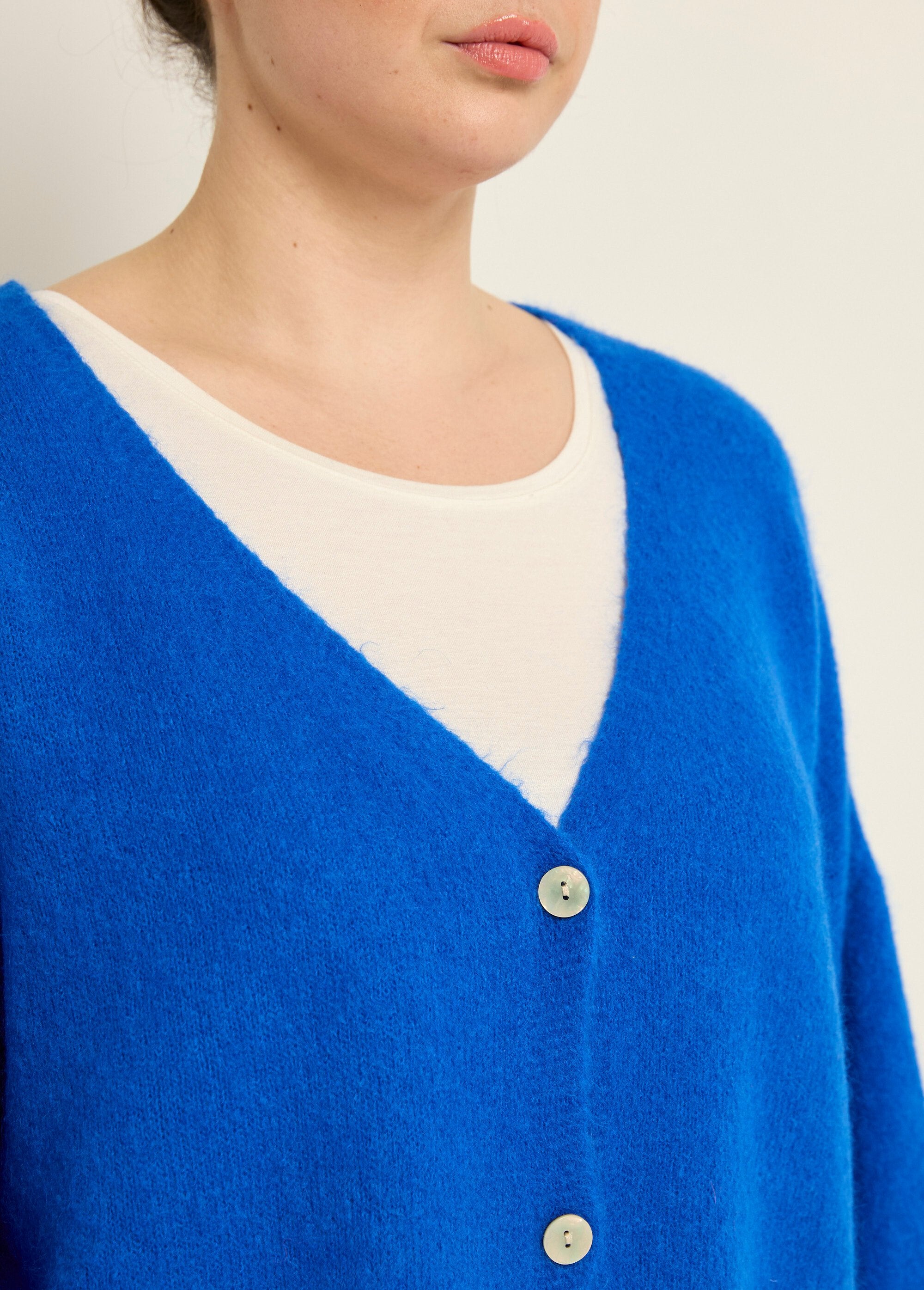 Cardigan_lavorato_a_maglia_con_alpaca,_scollo_a_V_Bleu_dur_DE1_curvy