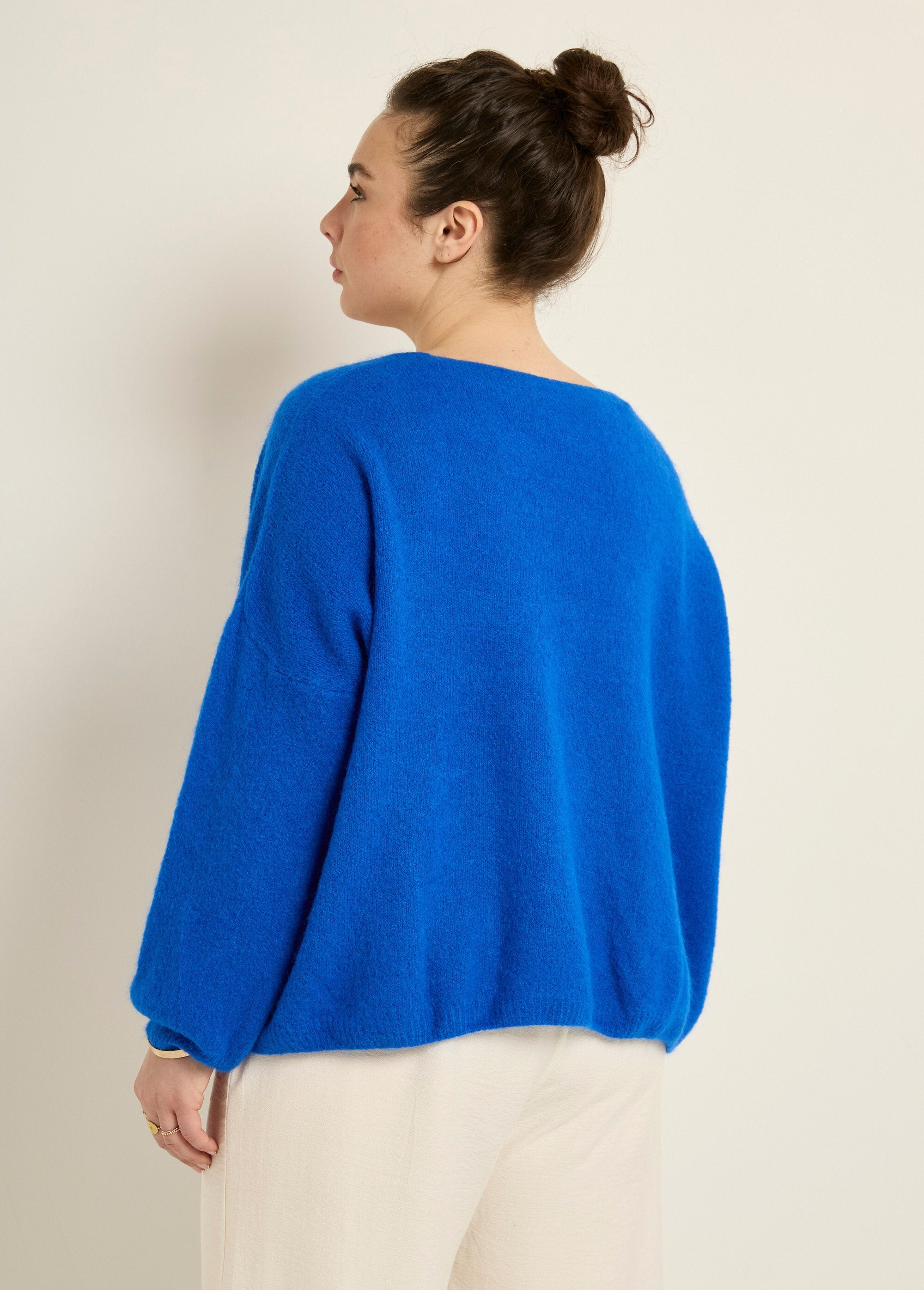 Cardigan_lavorato_a_maglia_con_alpaca,_scollo_a_V_Bleu_dur_DO1_curvy