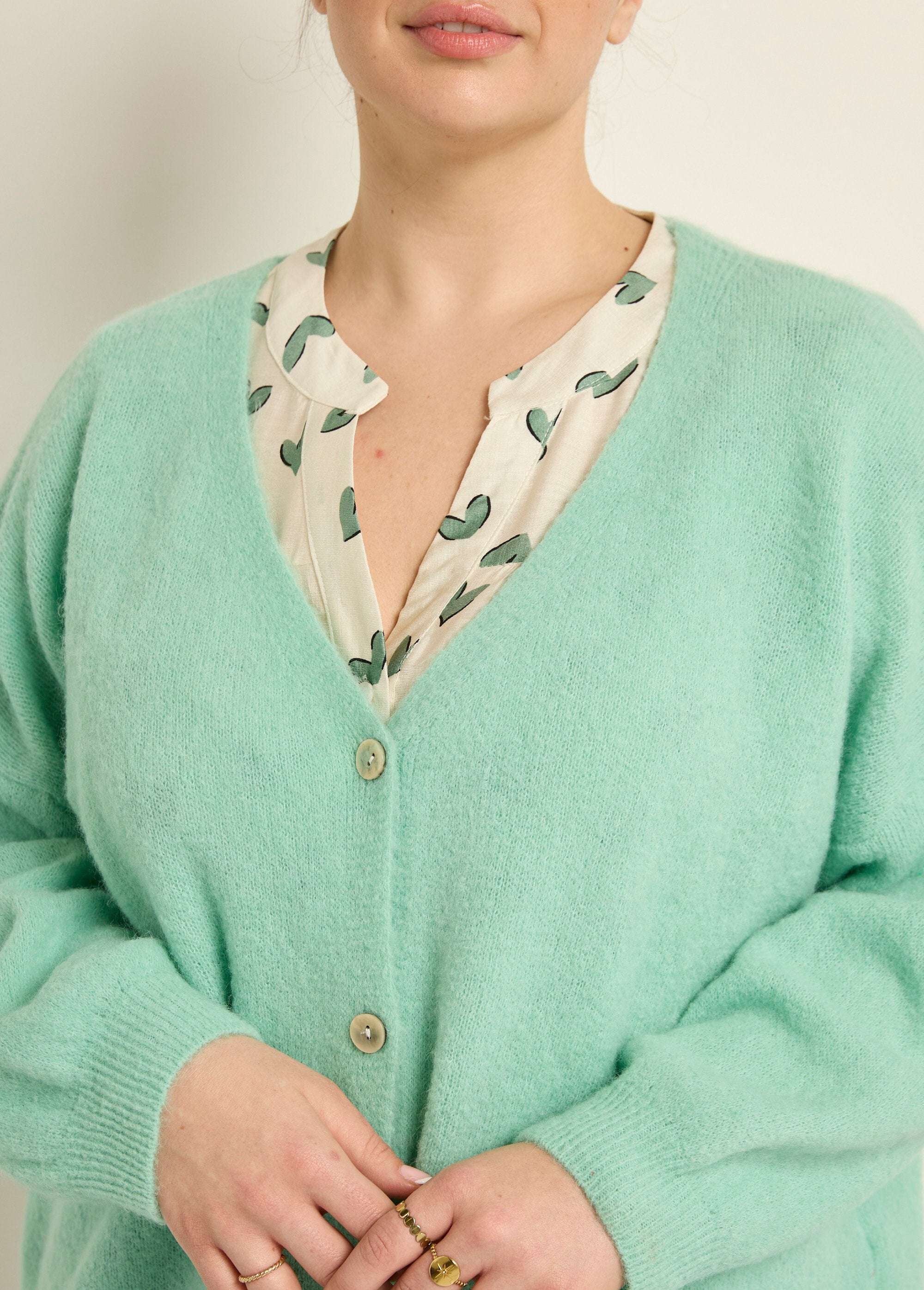 Cardigan_lavorato_a_maglia_con_alpaca,_scollo_a_V_Vert_d_eau_DE1_curvy