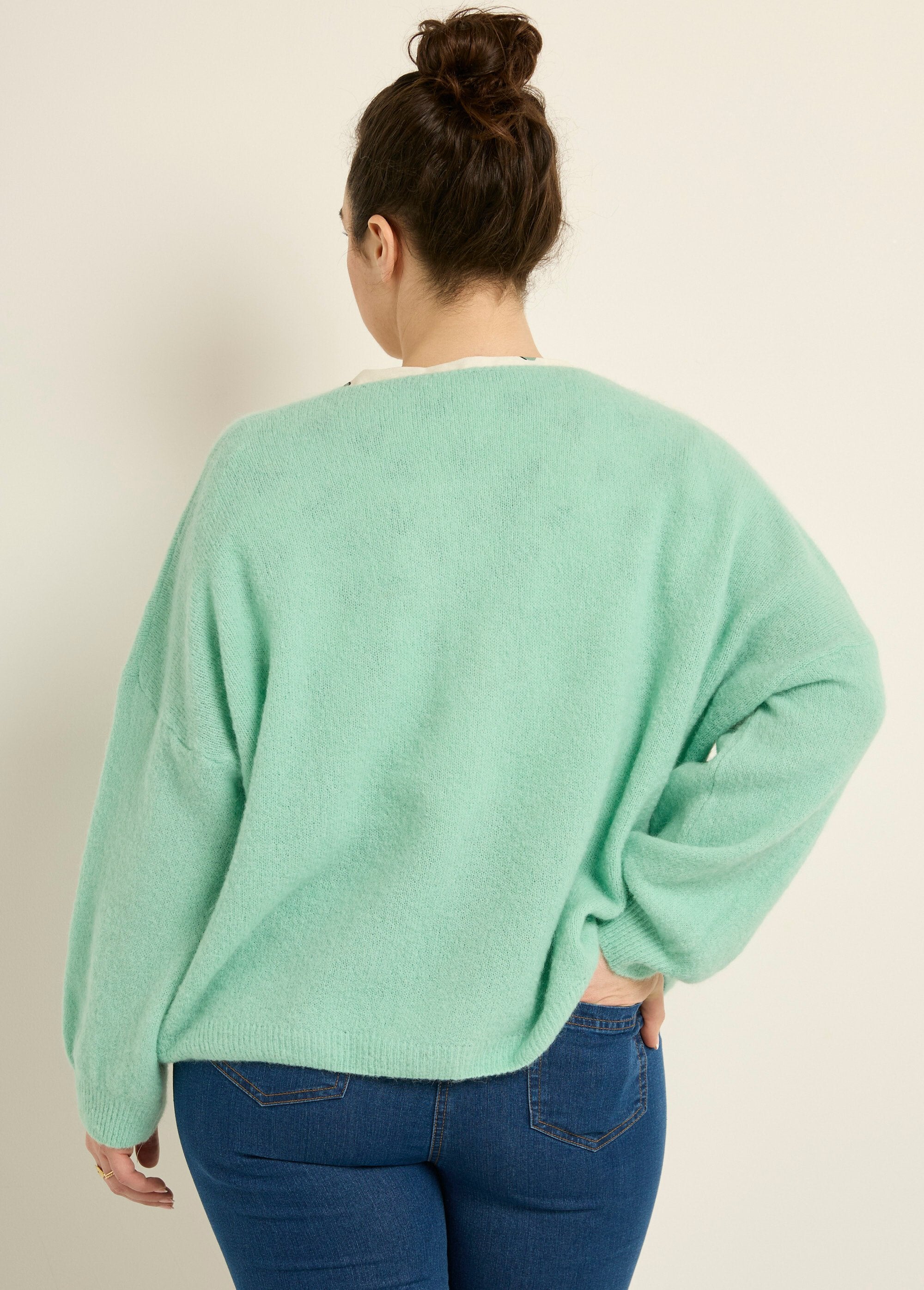 Cardigan_lavorato_a_maglia_con_alpaca,_scollo_a_V_Vert_d_eau_DO1_curvy