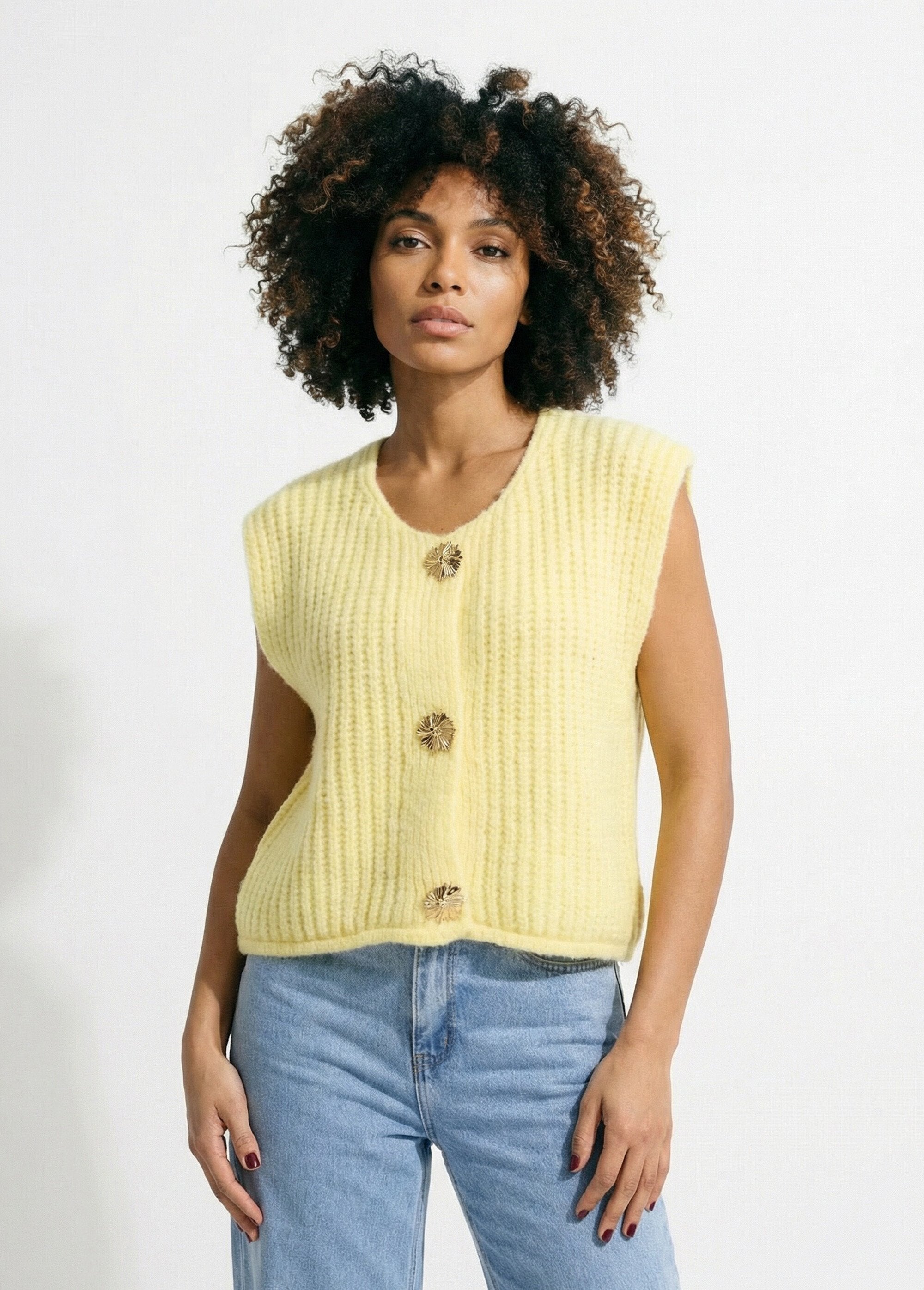 Cardigan_senza_maniche_con_bottoni_gioiello_Jaune_FA1_slim