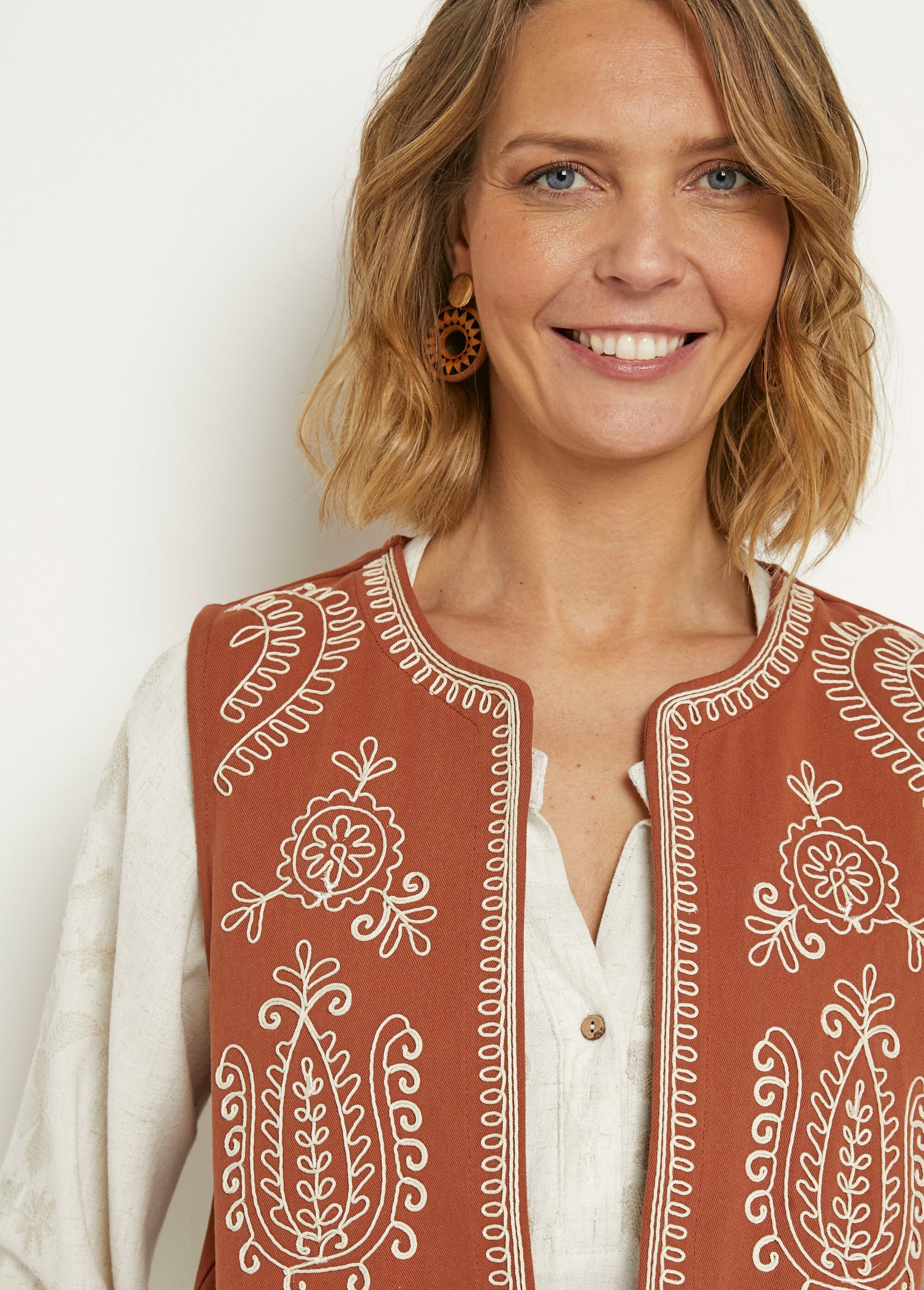 Cardigan_senza_maniche_con_ricami_in_stile_scandinavo_Paprika_DE1_slim