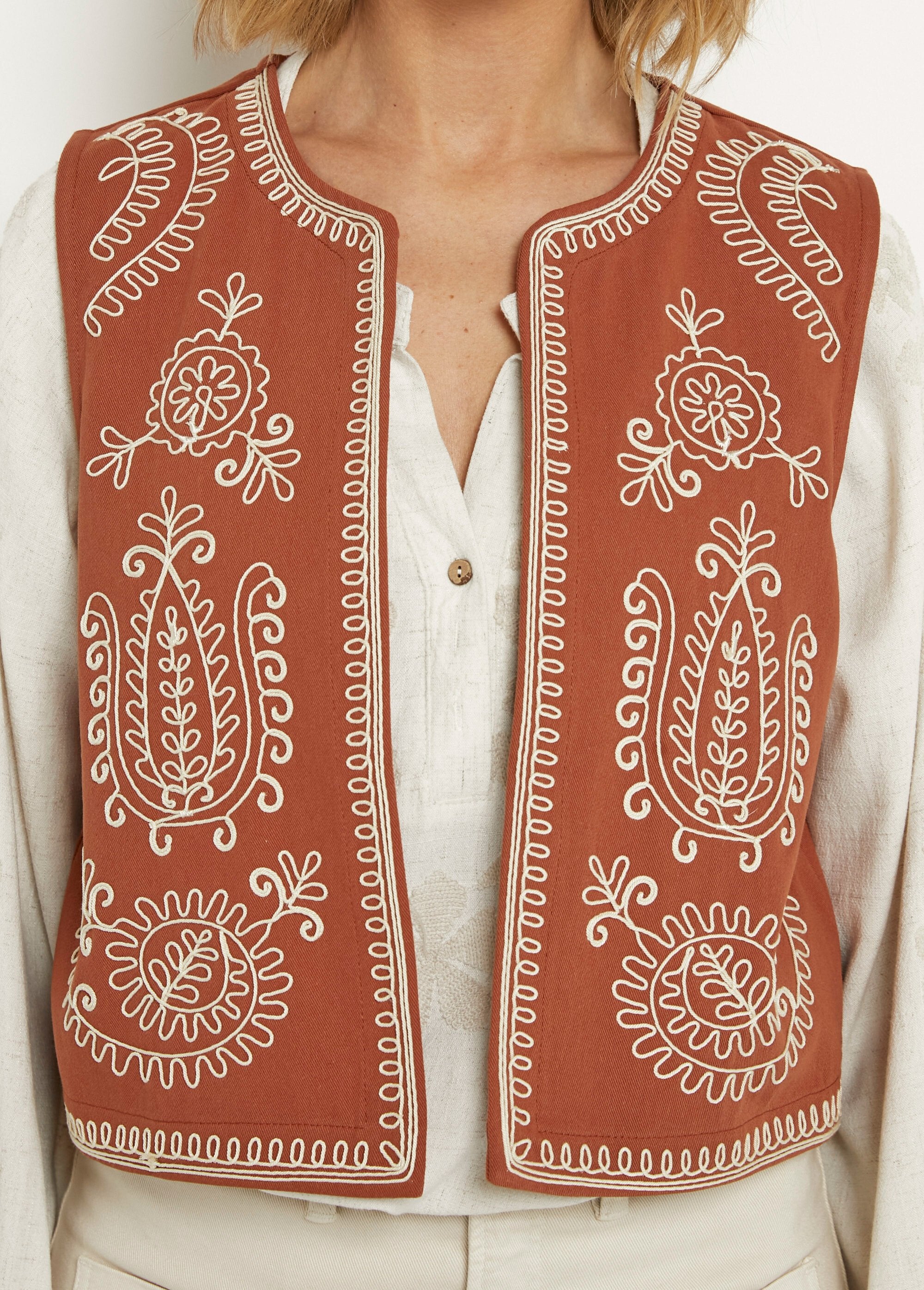 Cardigan_senza_maniche_con_ricami_in_stile_scandinavo_Paprika_DE2_slim