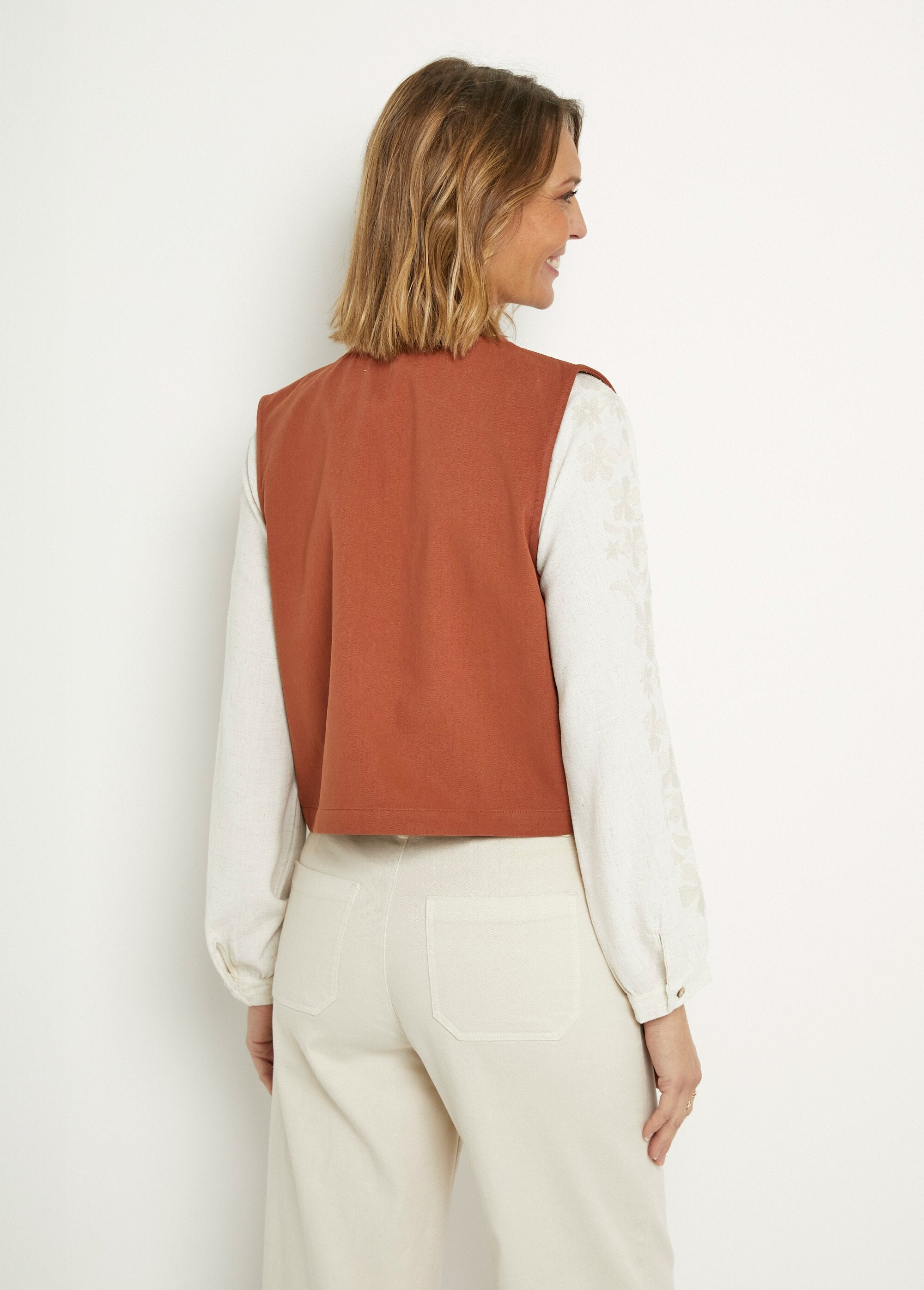 Cardigan_senza_maniche_con_ricami_in_stile_scandinavo_Paprika_DO1_slim