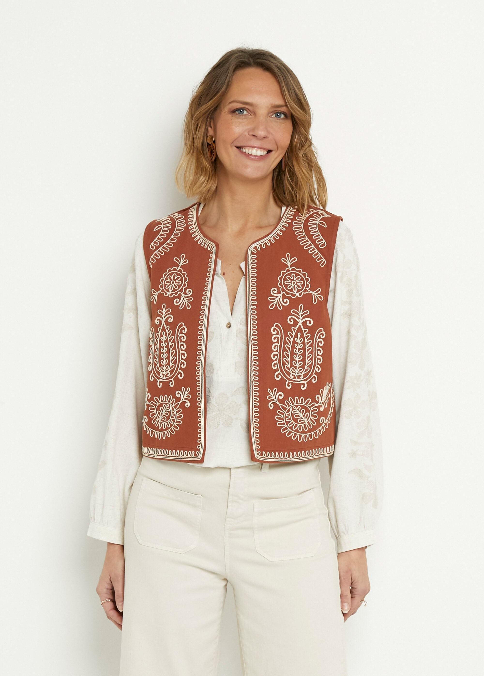 Cardigan_senza_maniche_con_ricami_in_stile_scandinavo_Paprika_FA1_slim