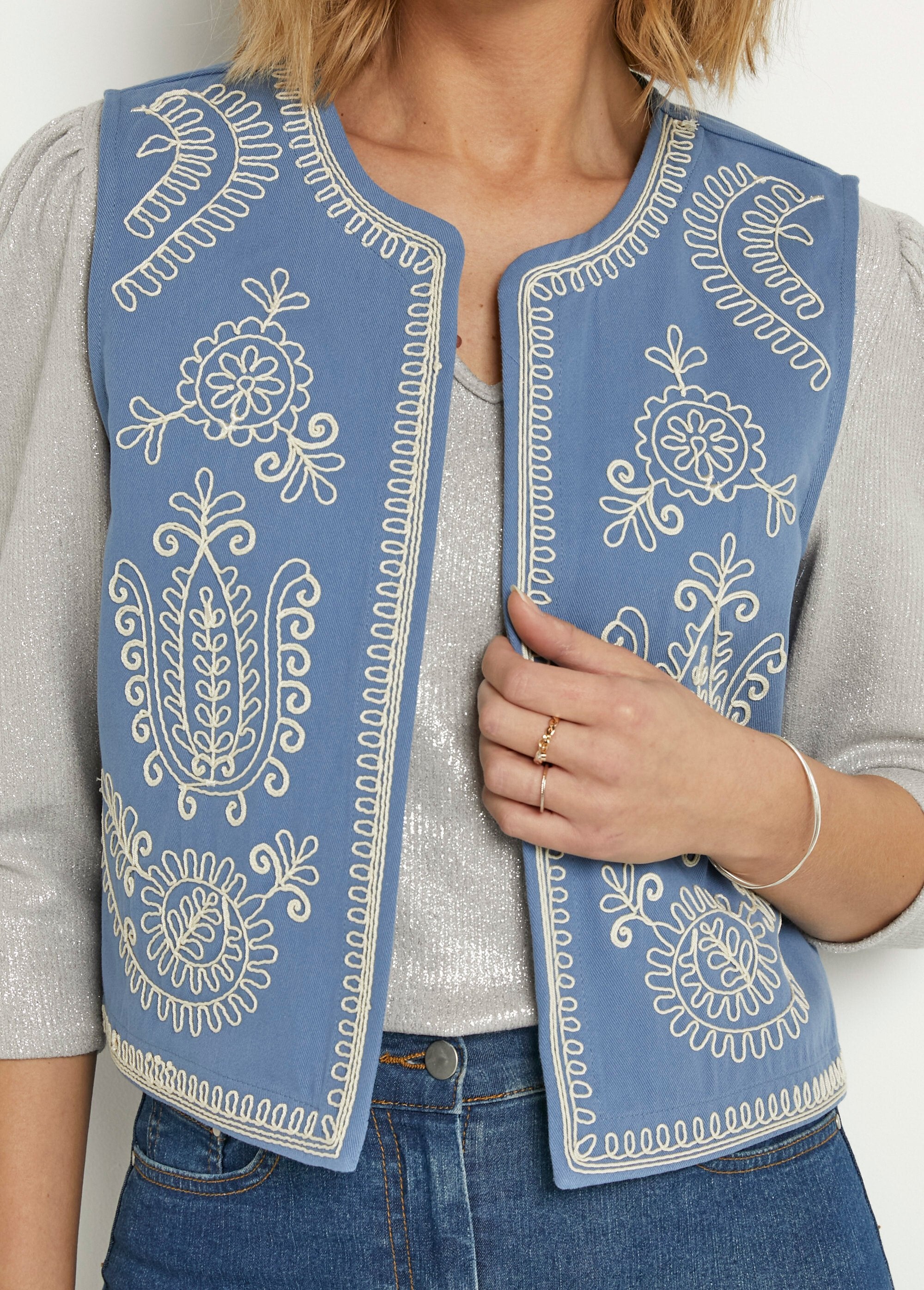 Cardigan_senza_maniche_ricamato_in_stile_scandinavo_Bleu_DE1_slim