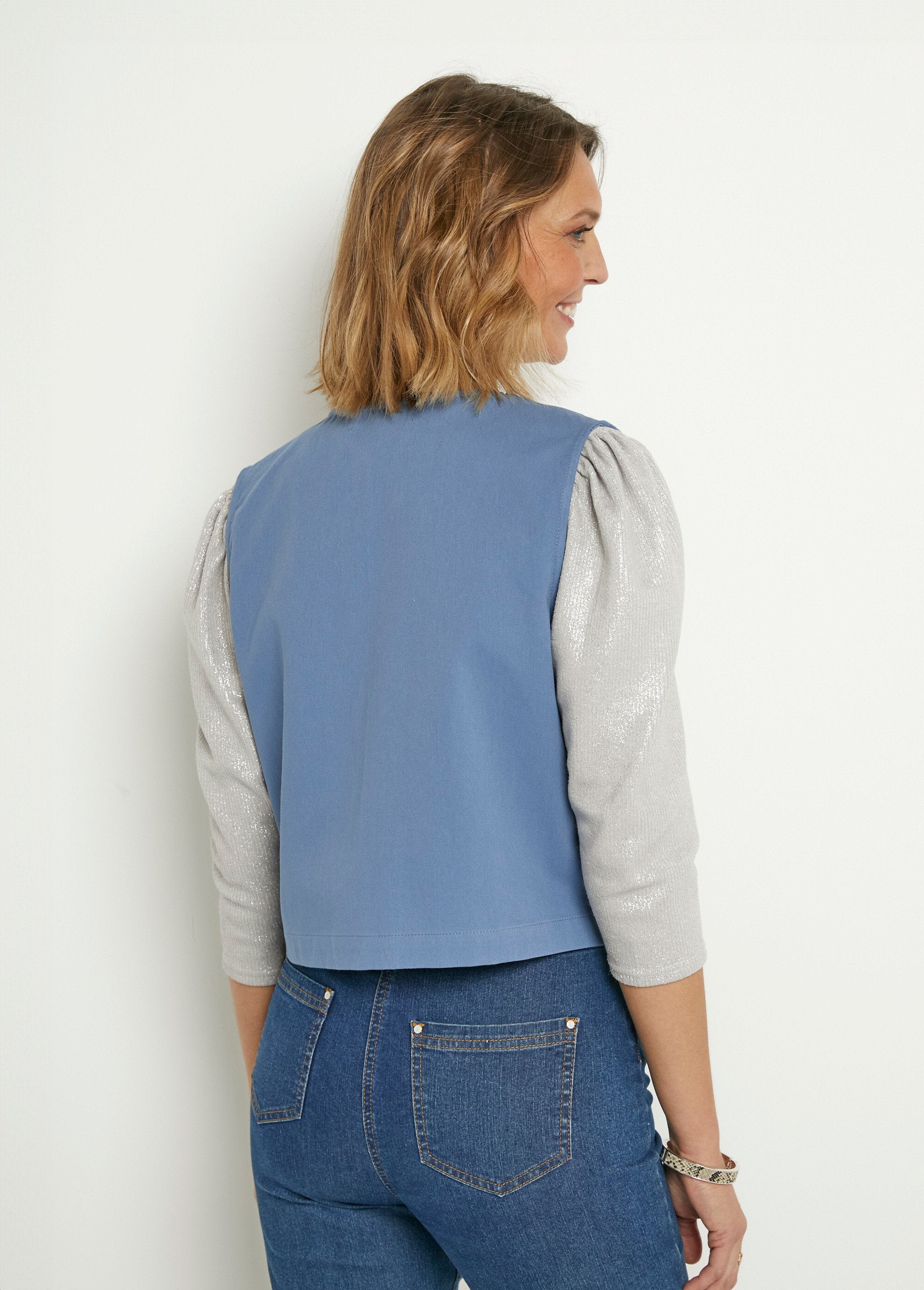 Cardigan_senza_maniche_ricamato_in_stile_scandinavo_Bleu_DO1_slim