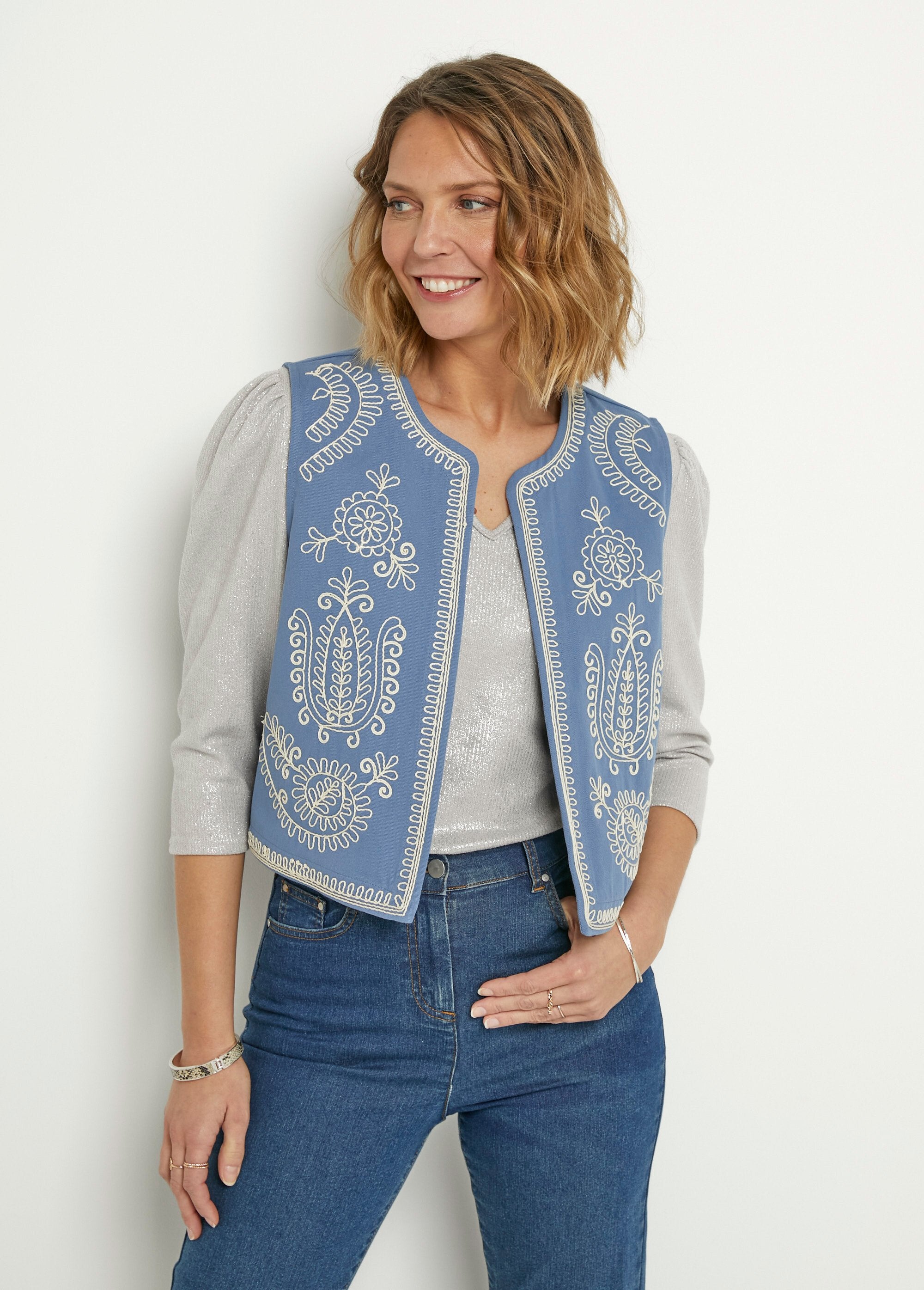 Cardigan_senza_maniche_ricamato_in_stile_scandinavo_Bleu_FA1_slim