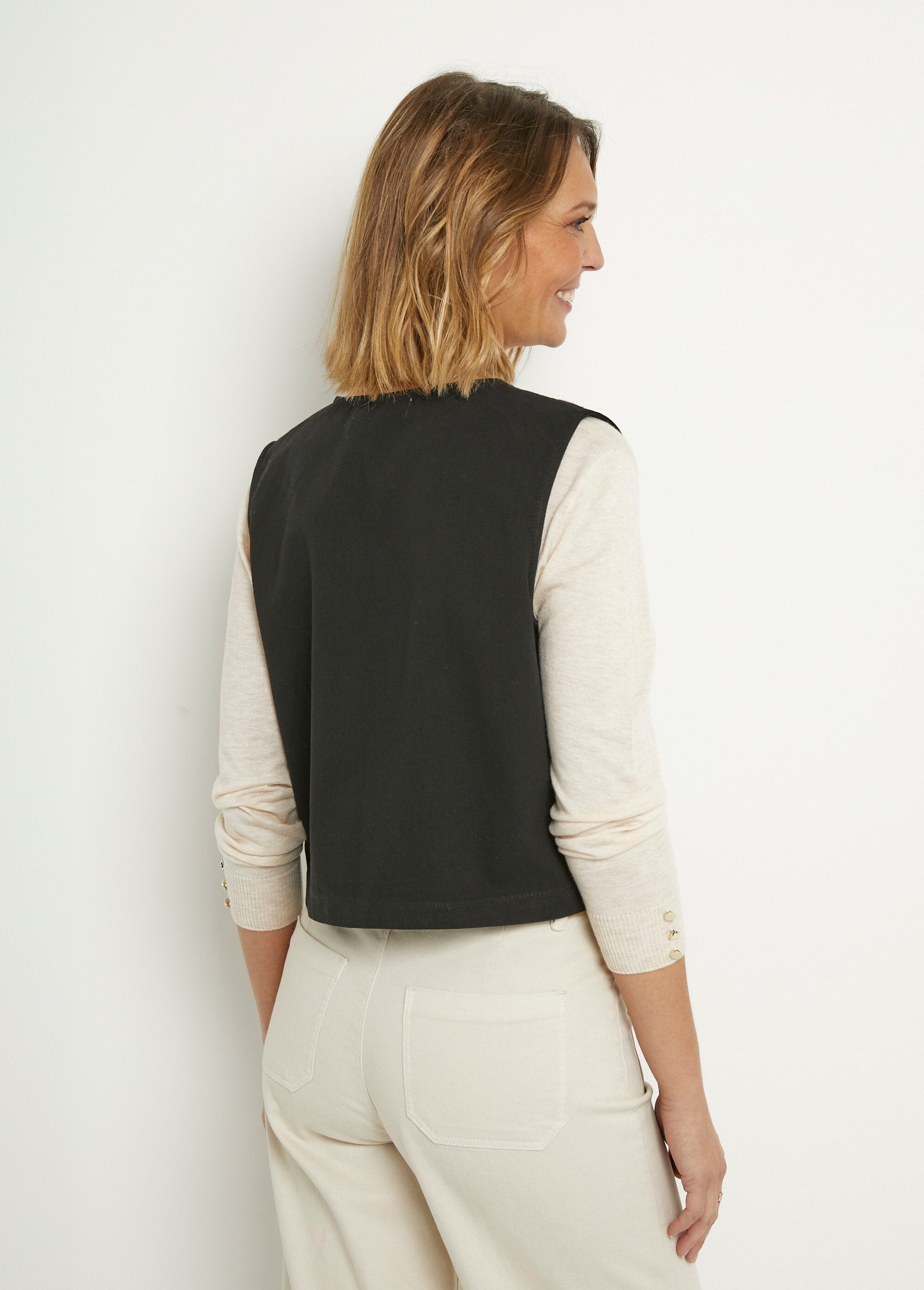 Cardigan_senza_maniche_con_ricami_in_stile_scandinavo_Noir_DO1_slim